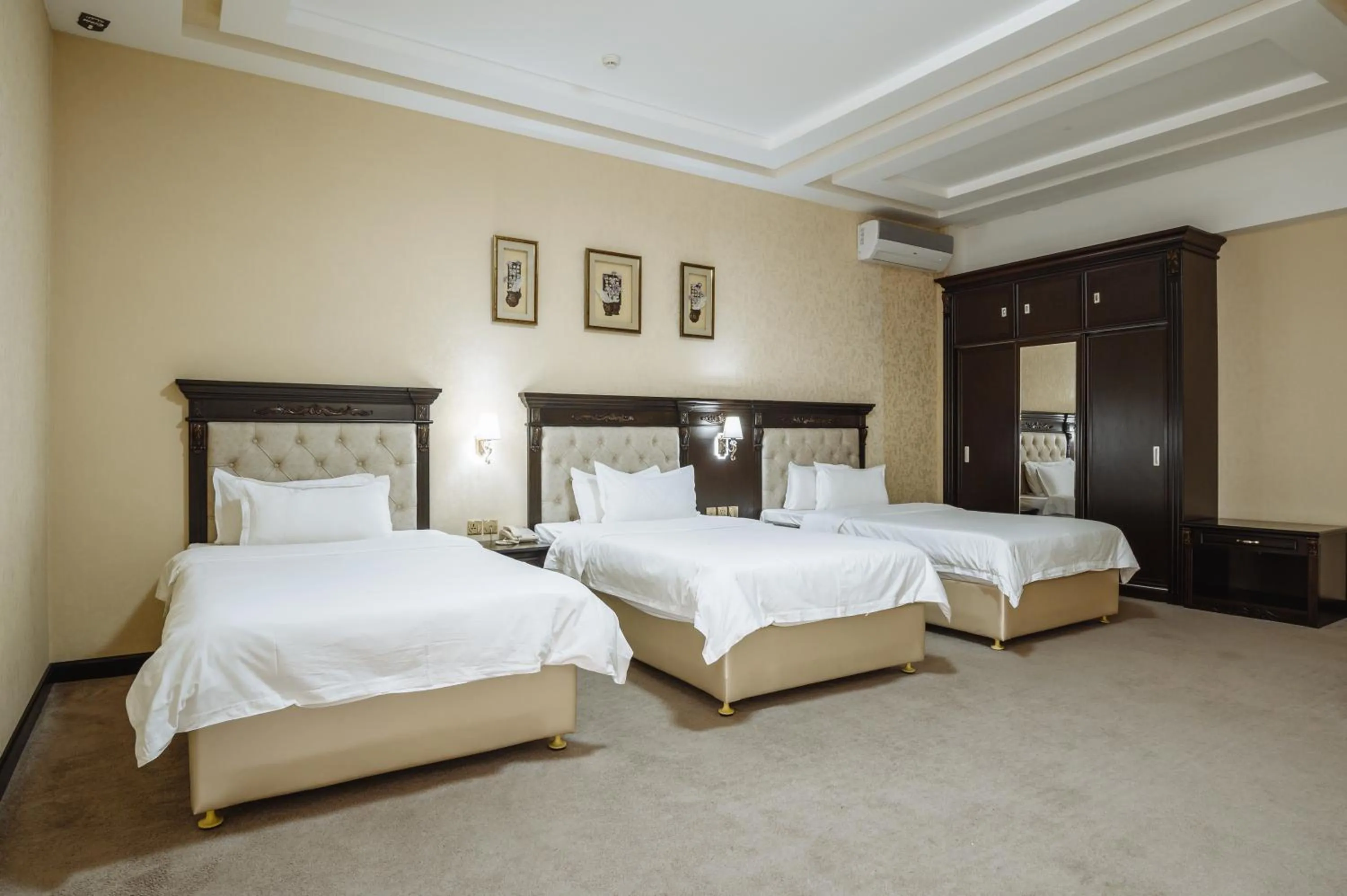 Photo of the whole room, Bed in Daniel Hill Hotel