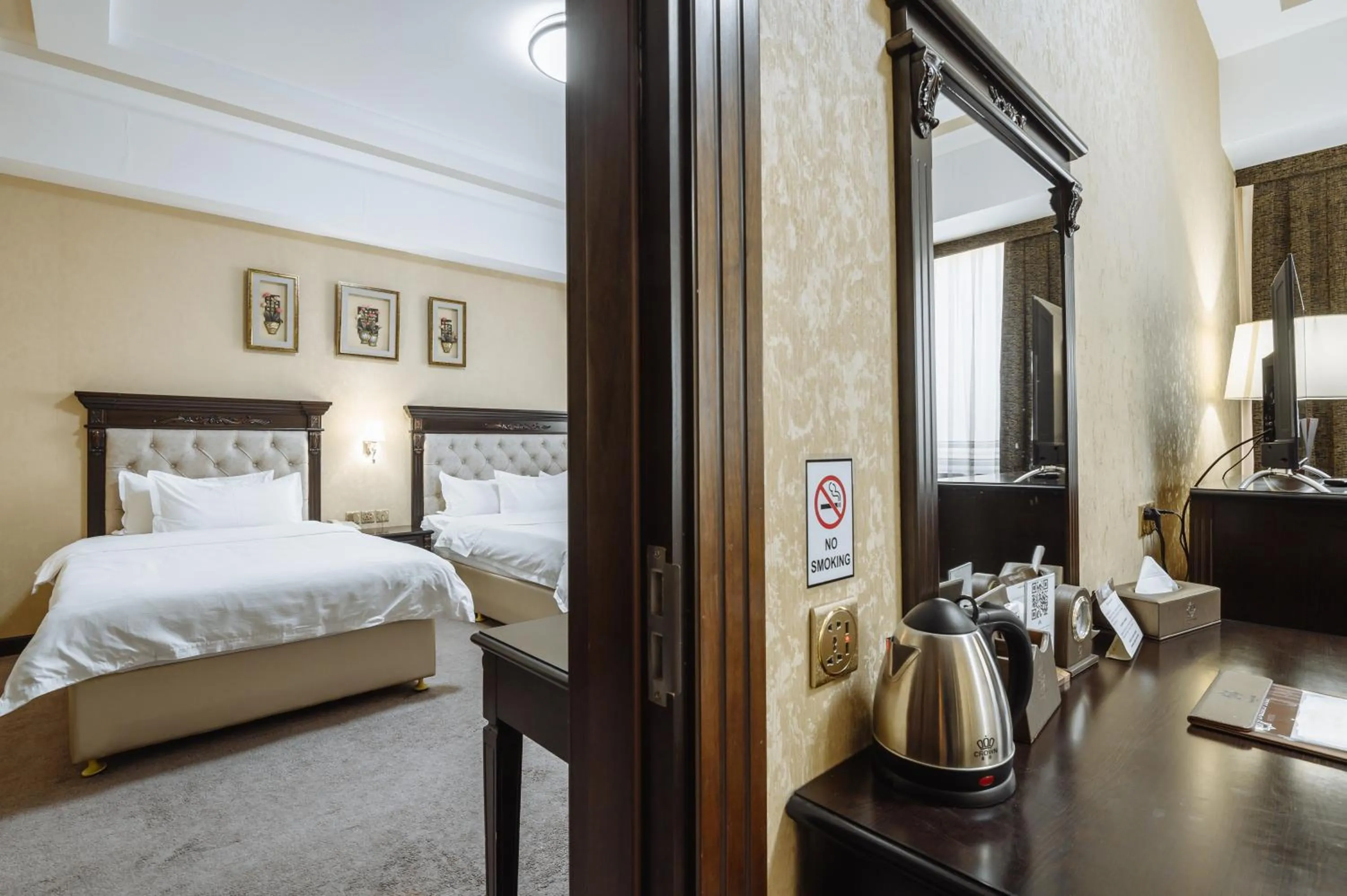 Photo of the whole room, Bed in Daniel Hill Hotel