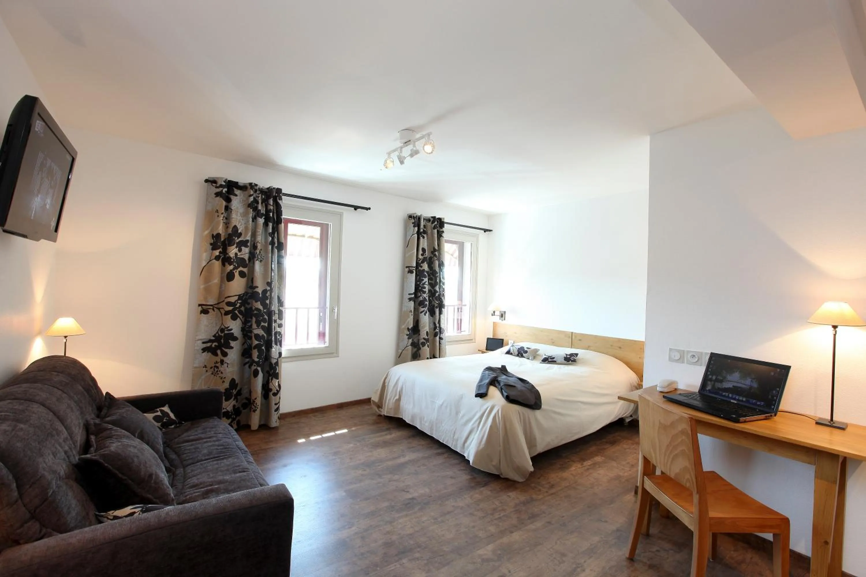 Bed in Logis Hotel Le Nouvel