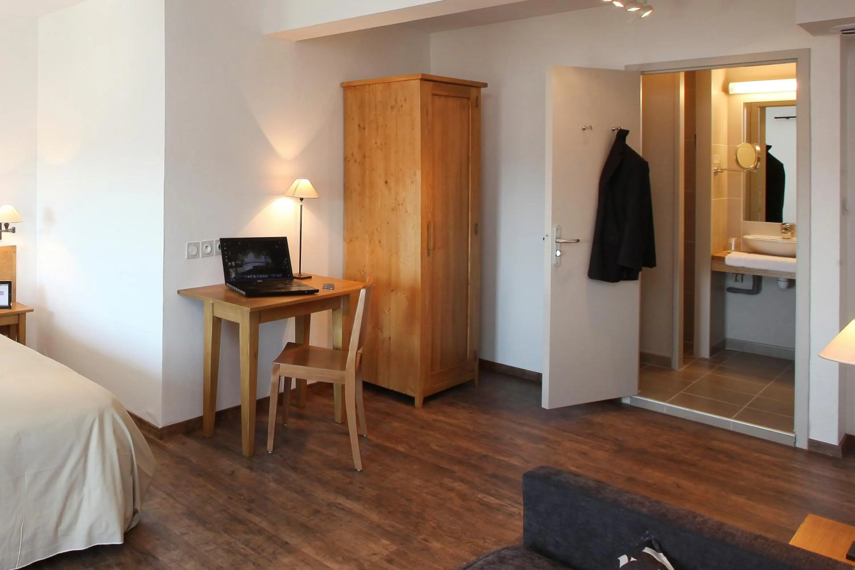 Business facilities, Bed in Logis Hotel Le Nouvel