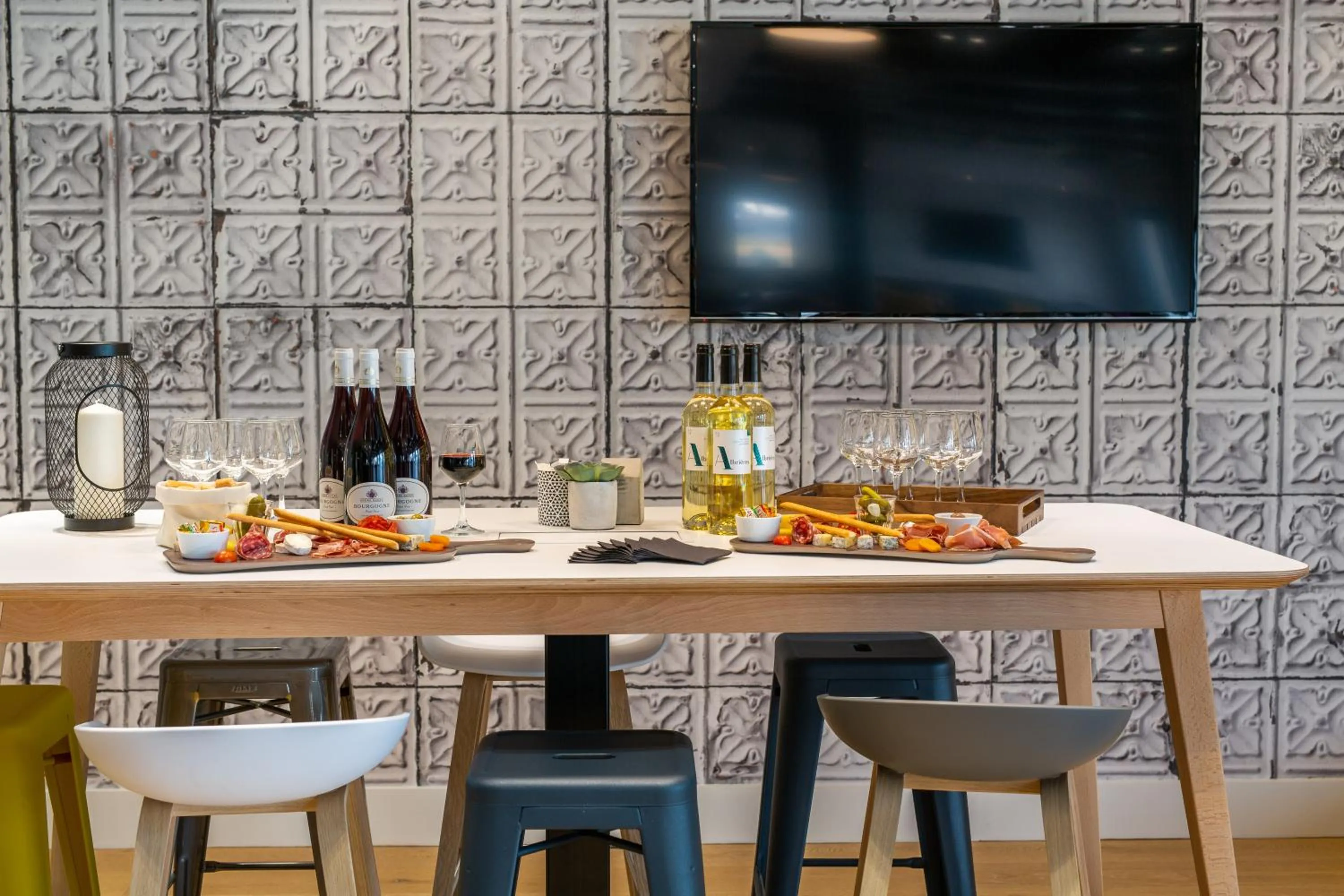 Communal lounge/ TV room in Campanile Laval Nord