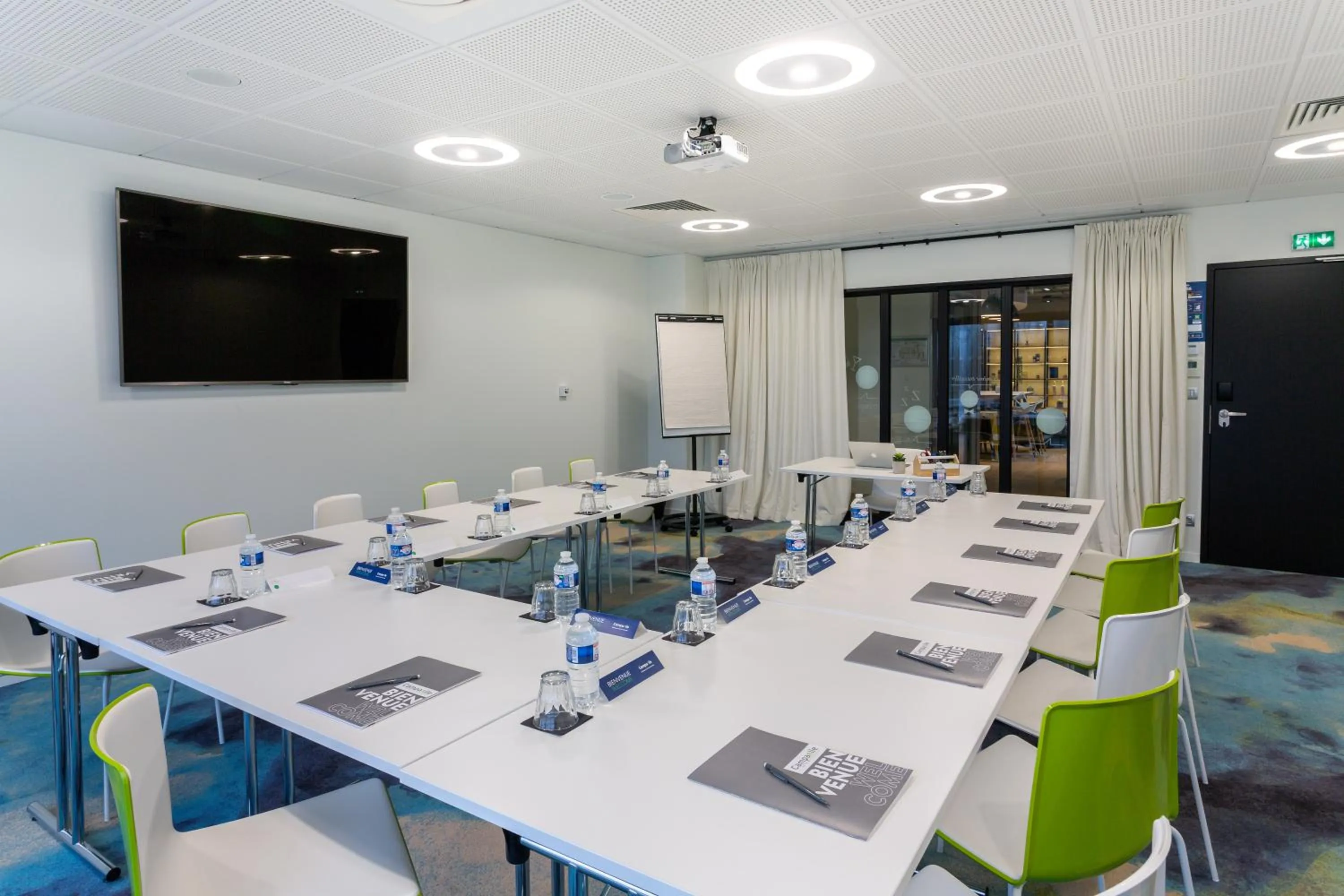 TV and multimedia in Campanile Laval Nord