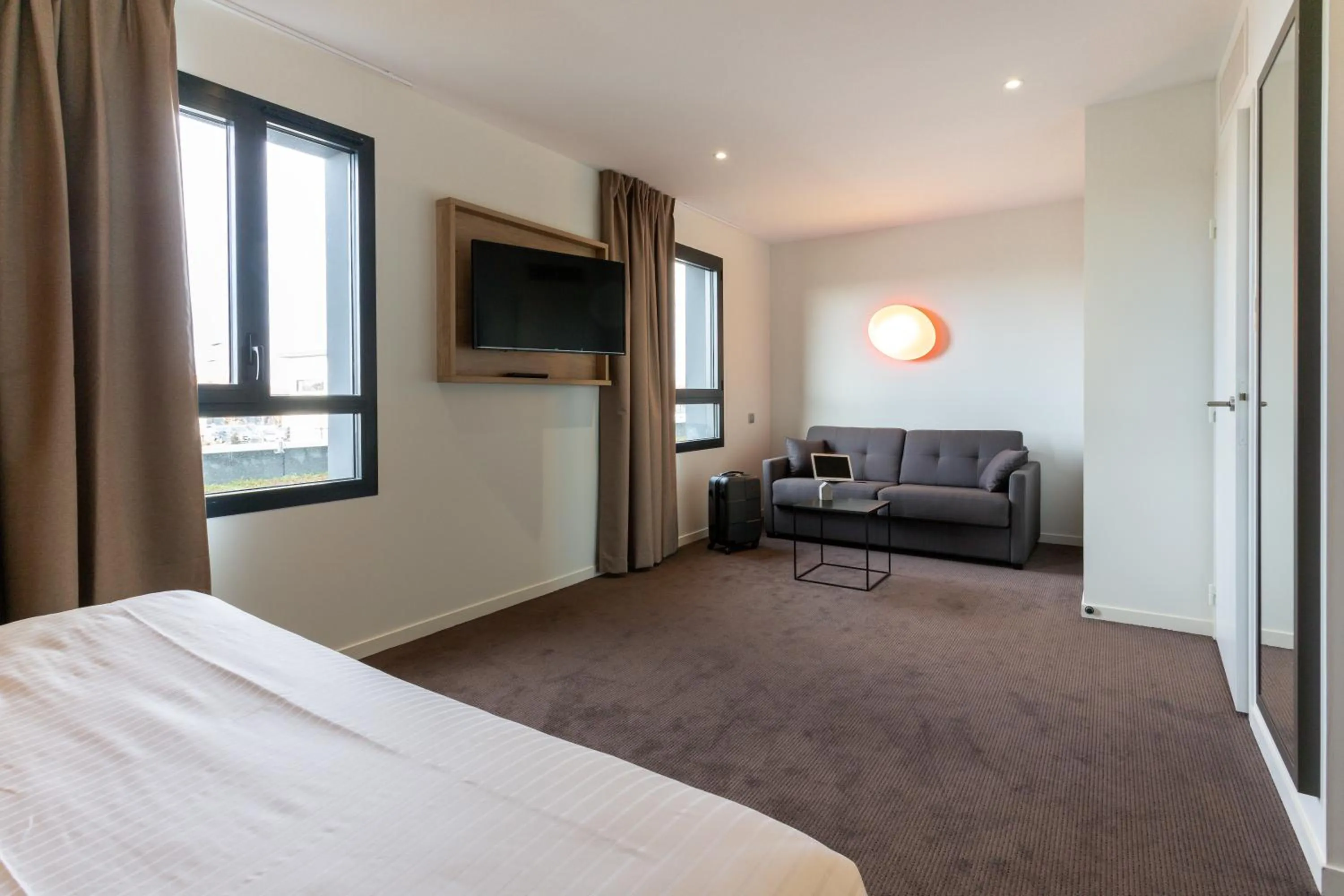 Bed in Campanile Laval Nord