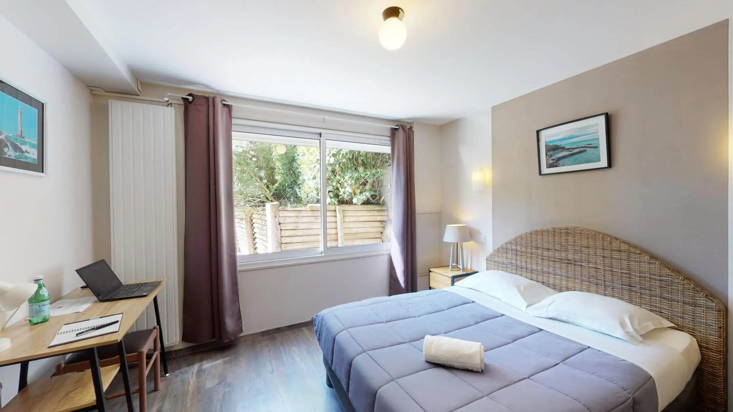 Small Double Room in Hôtel Les Pieux En Cotentin Small Double Room in Hôtel Les Pieux En Cotentin