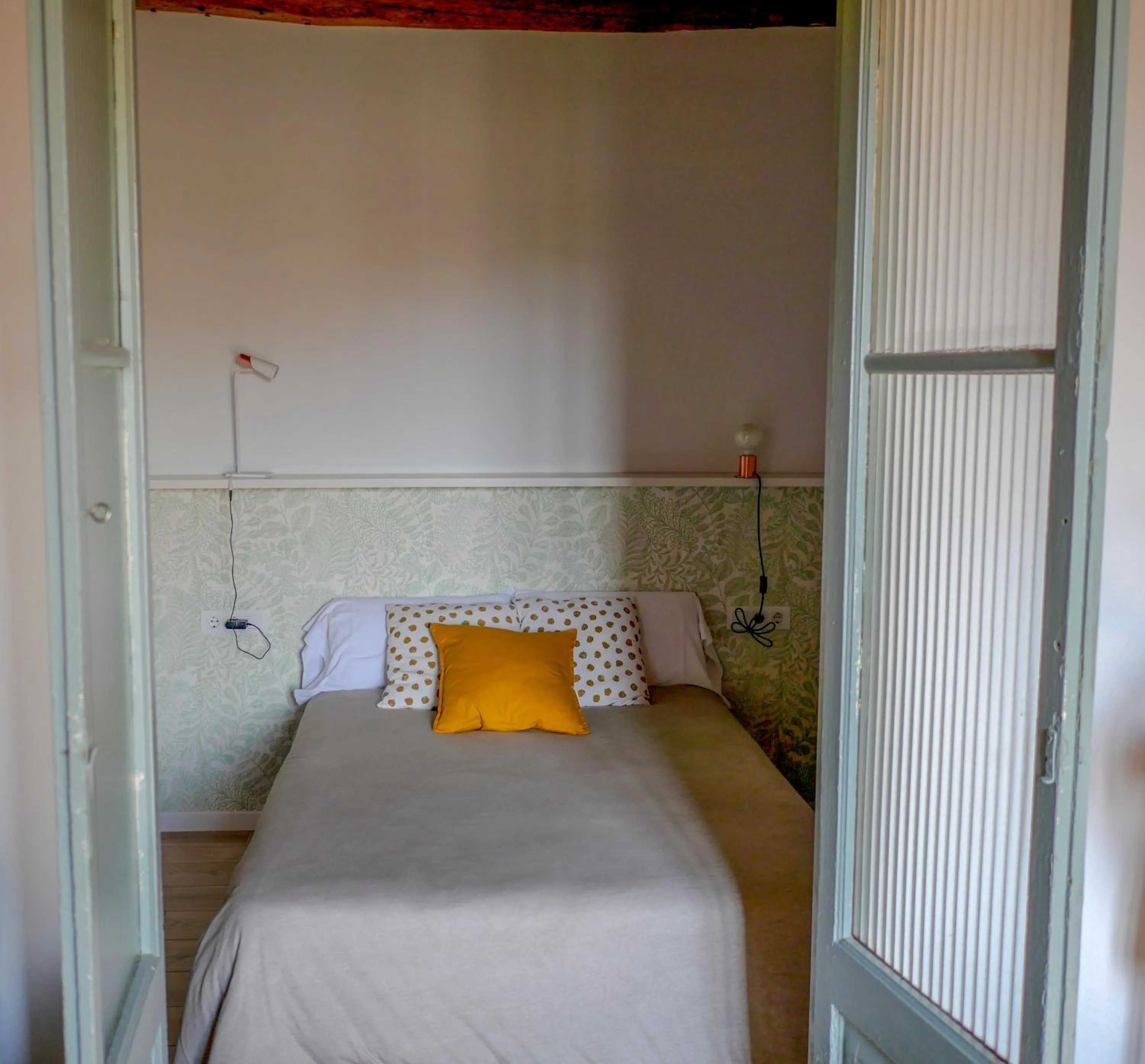 Bed in Luxury Apartment Stancesvic