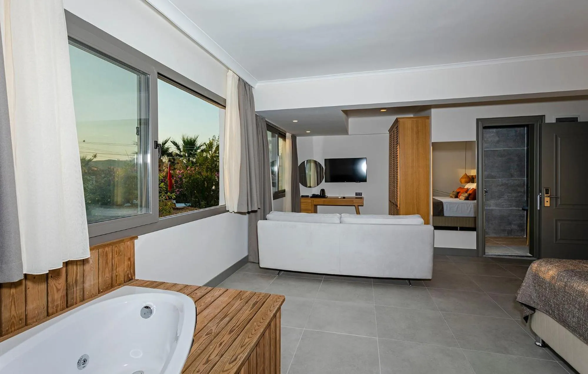 TV and multimedia in Yalıpark Beach Hotel