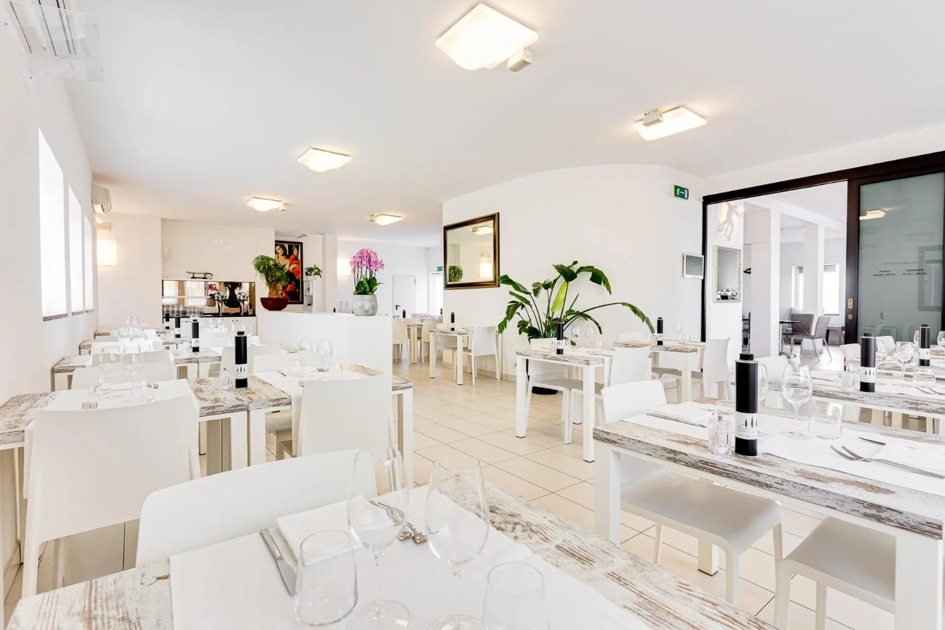 Restaurant/places to eat in Hotel Blues