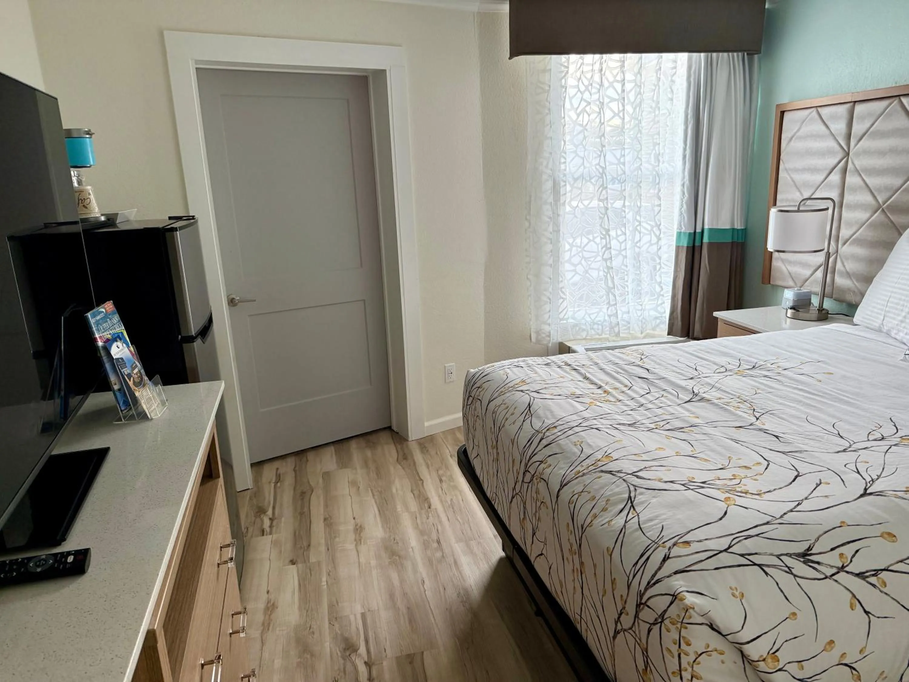 Bed in NEW 2026-Ocean Sands Beach Boutique Inn-Sauna and Salt-Mineral Pool -Free Beach Bikes and Famous Beach- Fresh Baked Cookies and Popcorn - Bathrobes and Sunscreen in all rooms-Ultra Sparkling-Free Laundry- 4 Grand Black Beds-Call NOW & Save-1-252-AHA-SAND