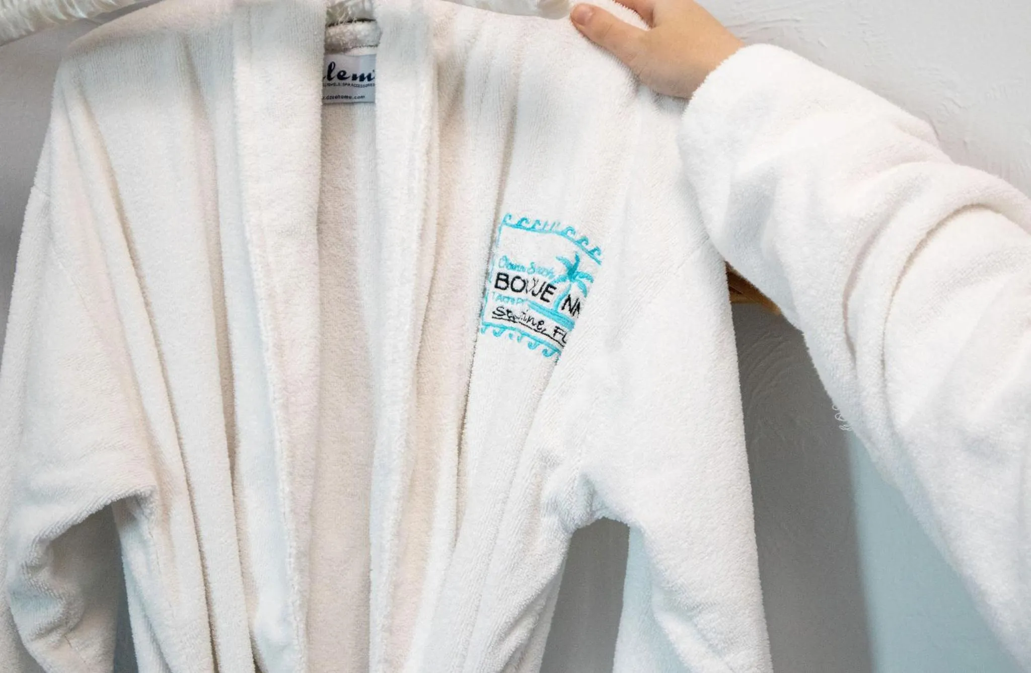 NEW 2026-Ocean Sands Beach Boutique Inn-Sauna and Salt-Mineral Pool -Free Beach Bikes and Famous Beach- Fresh Baked Cookies and Popcorn - Bathrobes and Sunscreen in all rooms-Ultra Sparkling-Free Laundry- 4 Grand Black Beds-Call NOW & Save-1-252-AHA-SAND