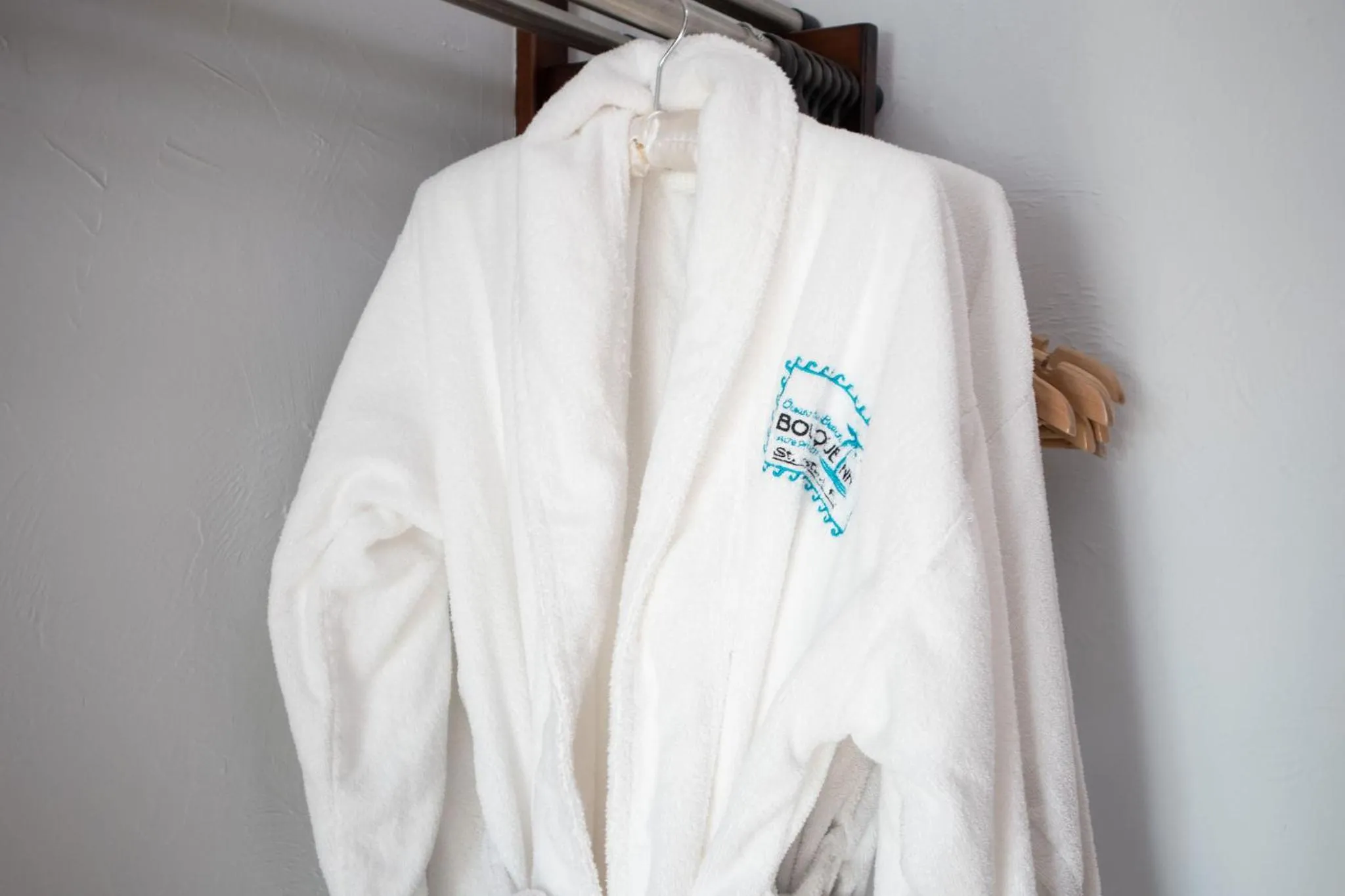 NEW 2026-Ocean Sands Beach Boutique Inn-Sauna and Salt-Mineral Pool -Free Beach Bikes and Famous Beach- Fresh Baked Cookies and Popcorn - Bathrobes and Sunscreen in all rooms-Ultra Sparkling-Free Laundry- 4 Grand Black Beds-Call NOW & Save-1-252-AHA-SAND