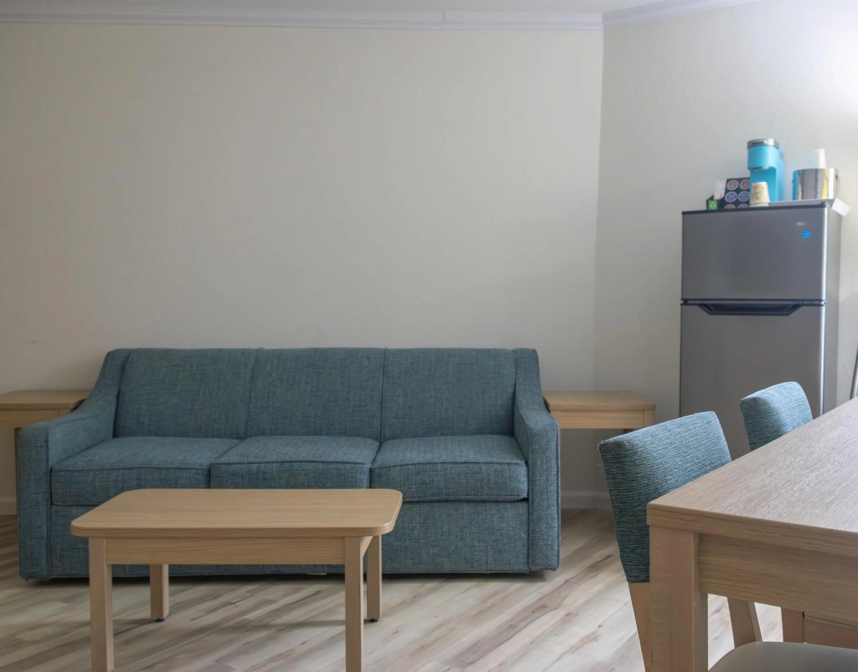 NEW 2026-Ocean Sands Beach Boutique Inn-Sauna and Salt-Mineral Pool -Free Beach Bikes and Famous Beach- Fresh Baked Cookies and Popcorn - Bathrobes and Sunscreen in all rooms-Ultra Sparkling-Free Laundry- 4 Grand Black Beds-Call NOW & Save-1-252-AHA-SAND