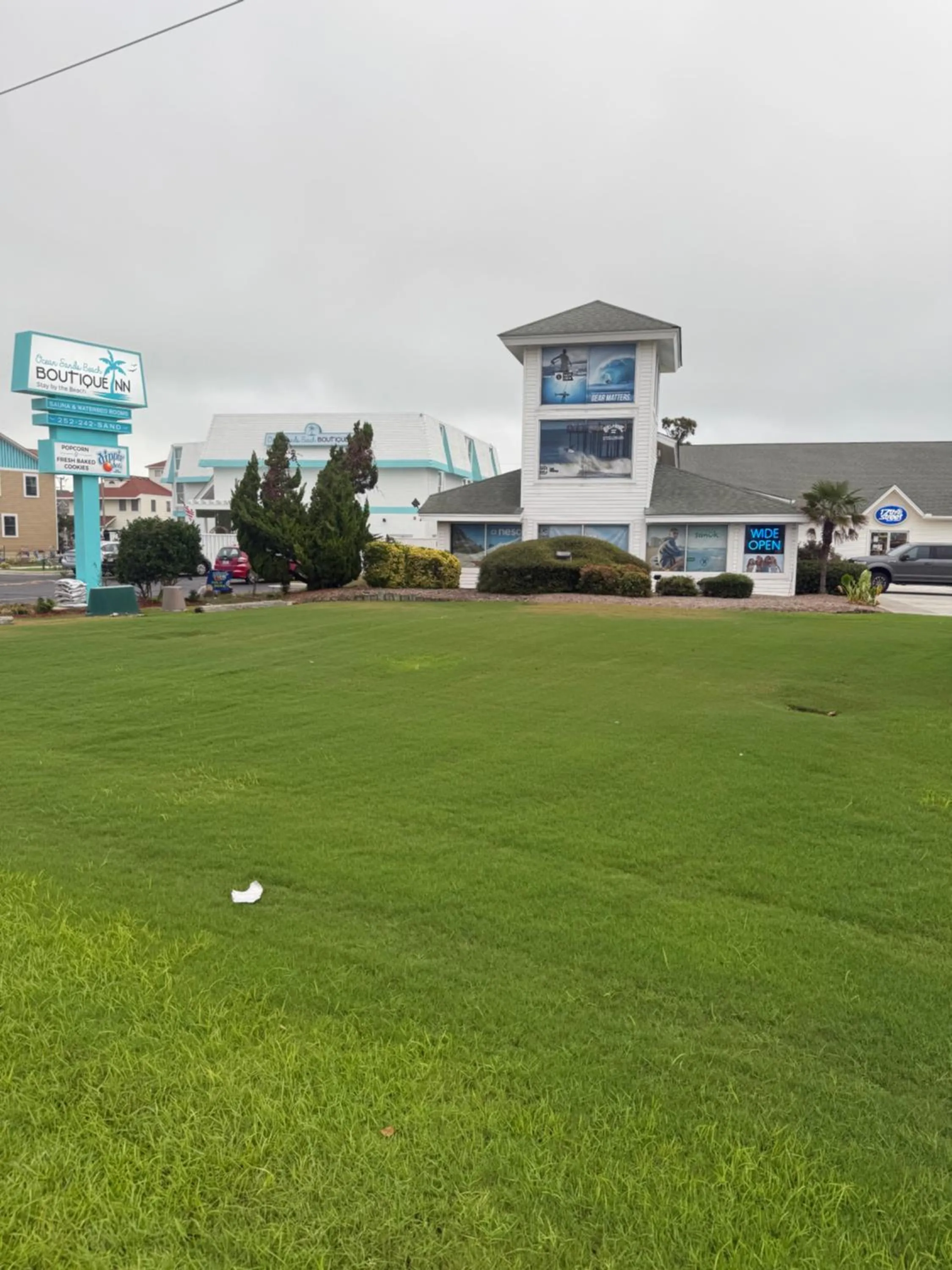 NEW 2026-Ocean Sands Beach Boutique Inn-Sauna and Salt-Mineral Pool -Free Beach Bikes and Famous Beach- Fresh Baked Cookies and Popcorn - Bathrobes and Sunscreen in all rooms-Ultra Sparkling-Free Laundry- 4 Grand Black Beds-Call NOW & Save-1-252-AHA-SAND