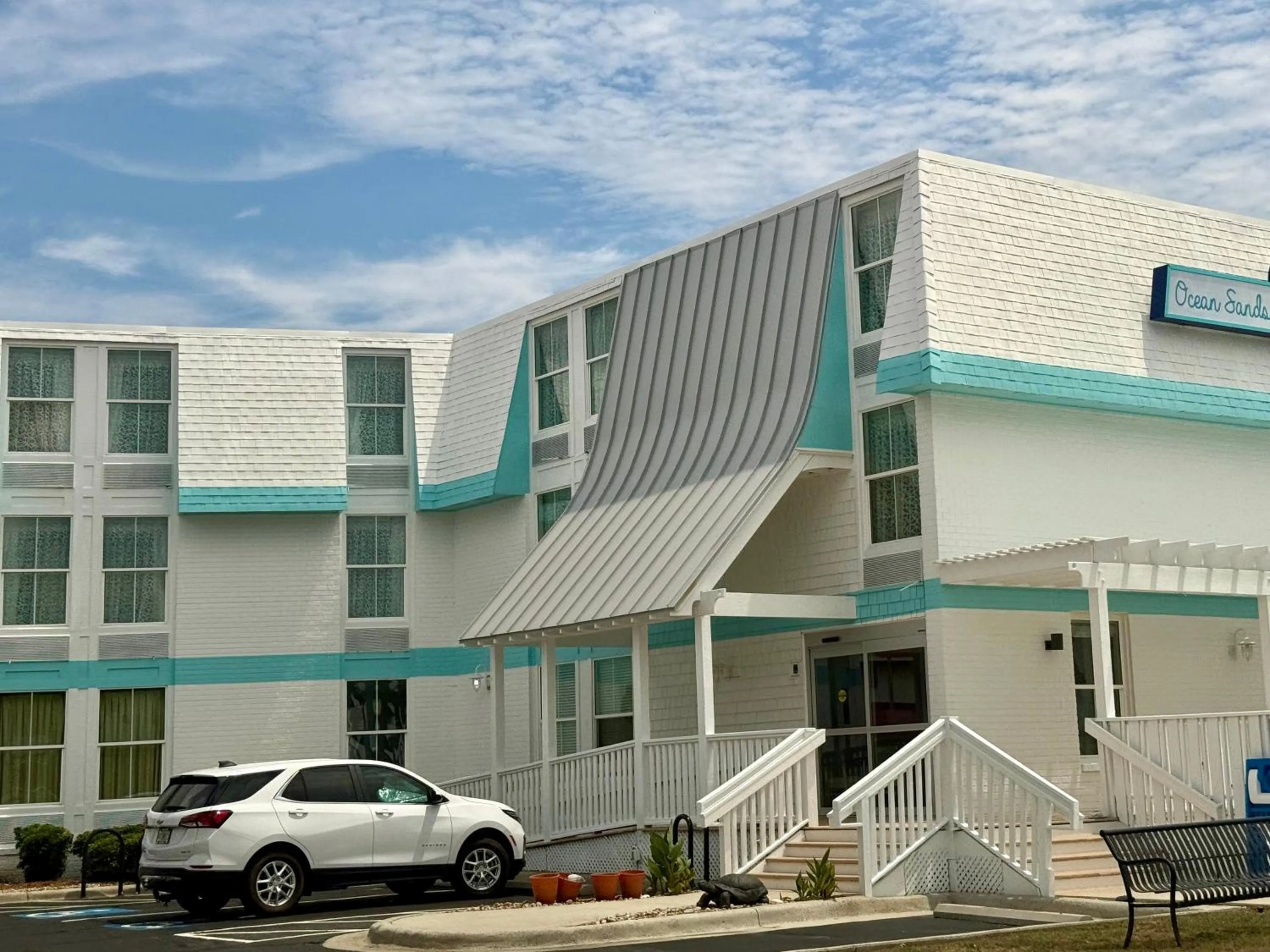 NEW 2026-Ocean Sands Beach Boutique Inn-Sauna and Salt-Mineral Pool -Free Beach Bikes and Famous Beach- Fresh Baked Cookies and Popcorn - Bathrobes and Sunscreen in all rooms-Ultra Sparkling-Free Laundry- 4 Grand Black Beds-Call NOW & Save-1-252-AHA-SAND