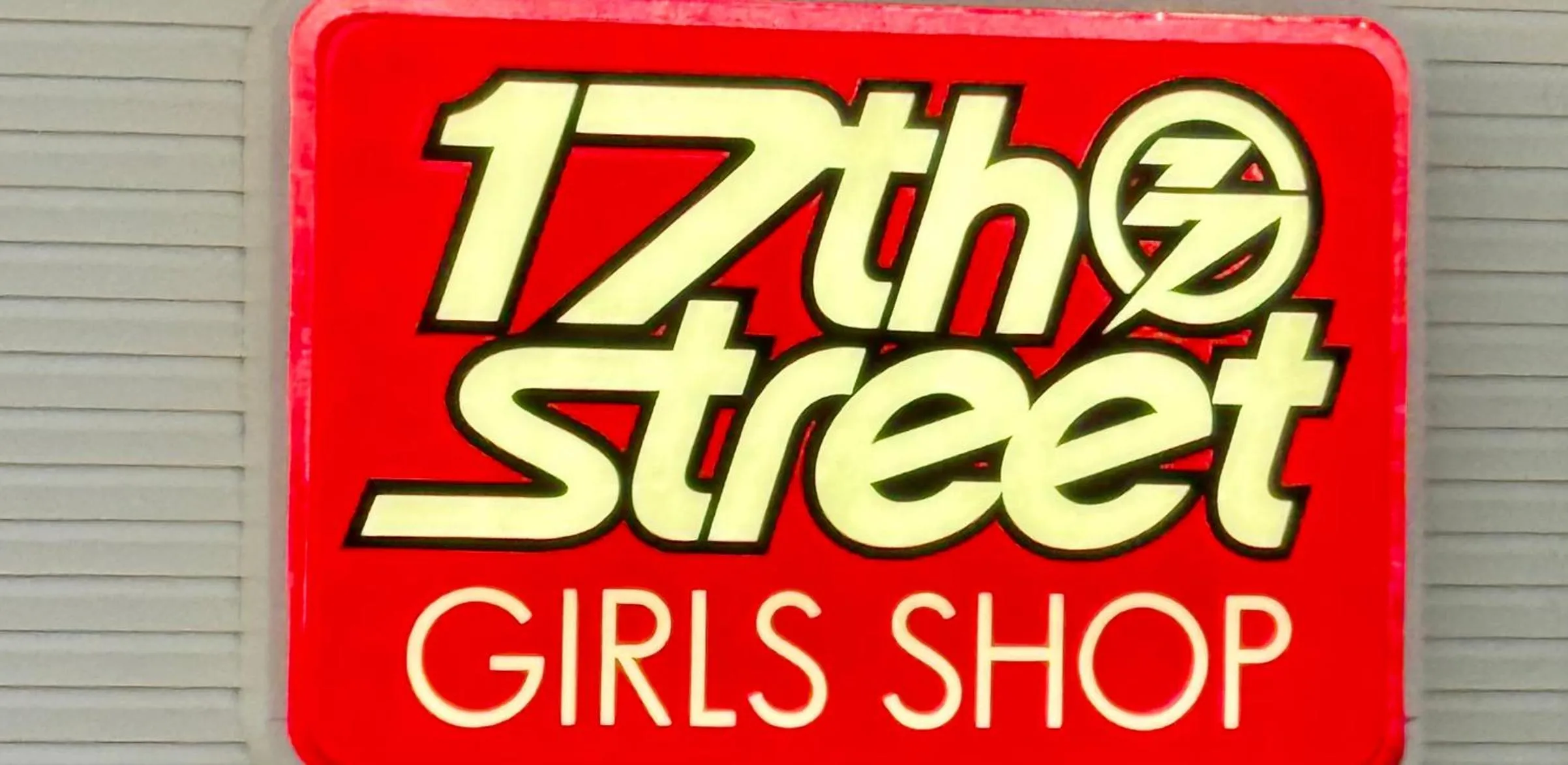 NEW 2026-Ocean Sands Beach Boutique Inn-Sauna and Salt-Mineral Pool -Free Beach Bikes and Famous Beach- Fresh Baked Cookies and Popcorn - Bathrobes and Sunscreen in all rooms-Ultra Sparkling-Free Laundry- 4 Grand Black Beds-Call NOW & Save-1-252-AHA-SAND