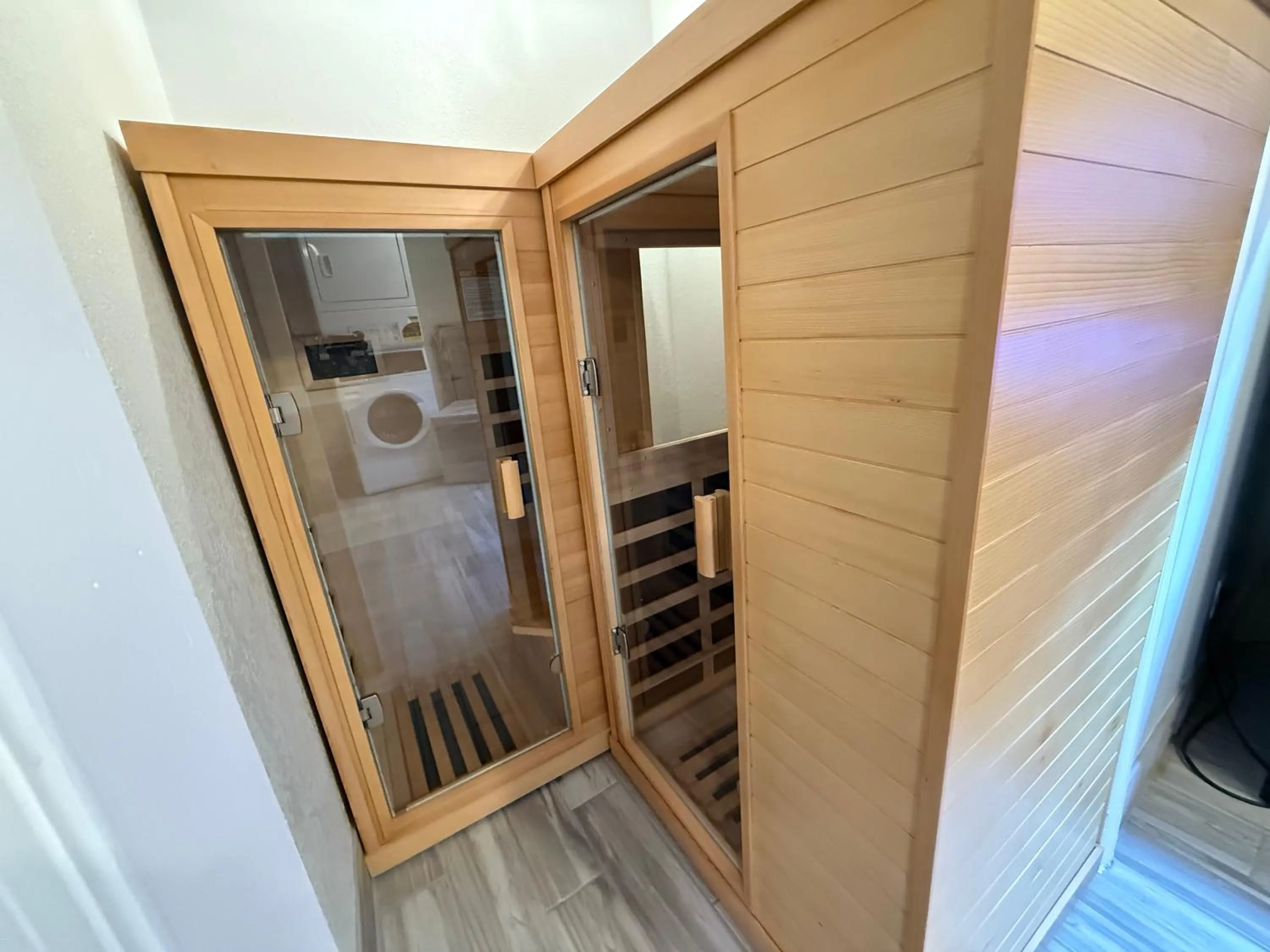 Sauna in NEW 2026-Ocean Sands Beach Boutique Inn-Sauna and Salt-Mineral Pool -Free Beach Bikes and Famous Beach- Fresh Baked Cookies and Popcorn - Bathrobes and Sunscreen in all rooms-Ultra Sparkling-Free Laundry- 4 Grand Black Beds-Call NOW & Save-1-252-AHA-SAND