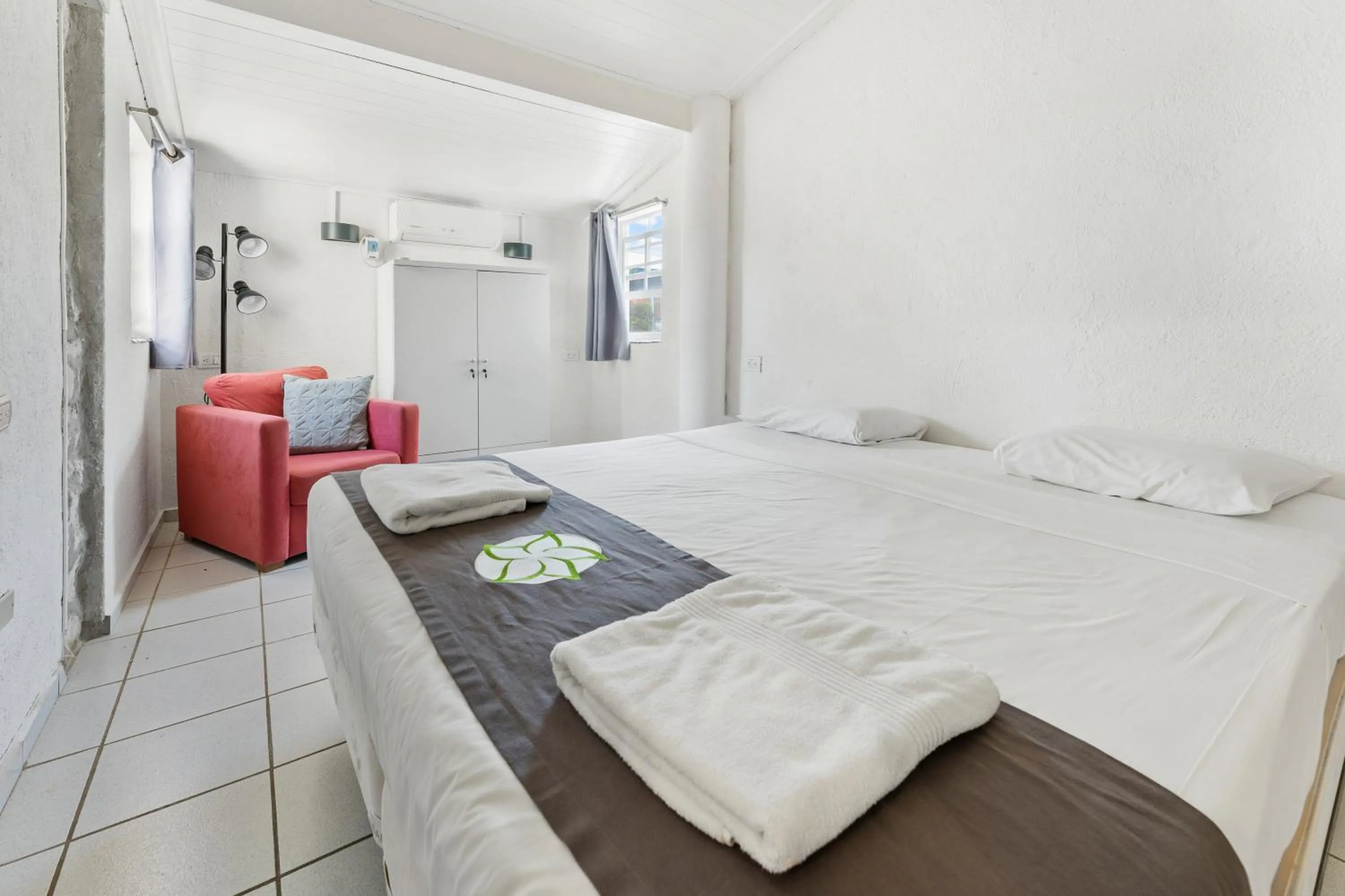 Photo of the whole room, Bed in Bandabou Breeze Curacao