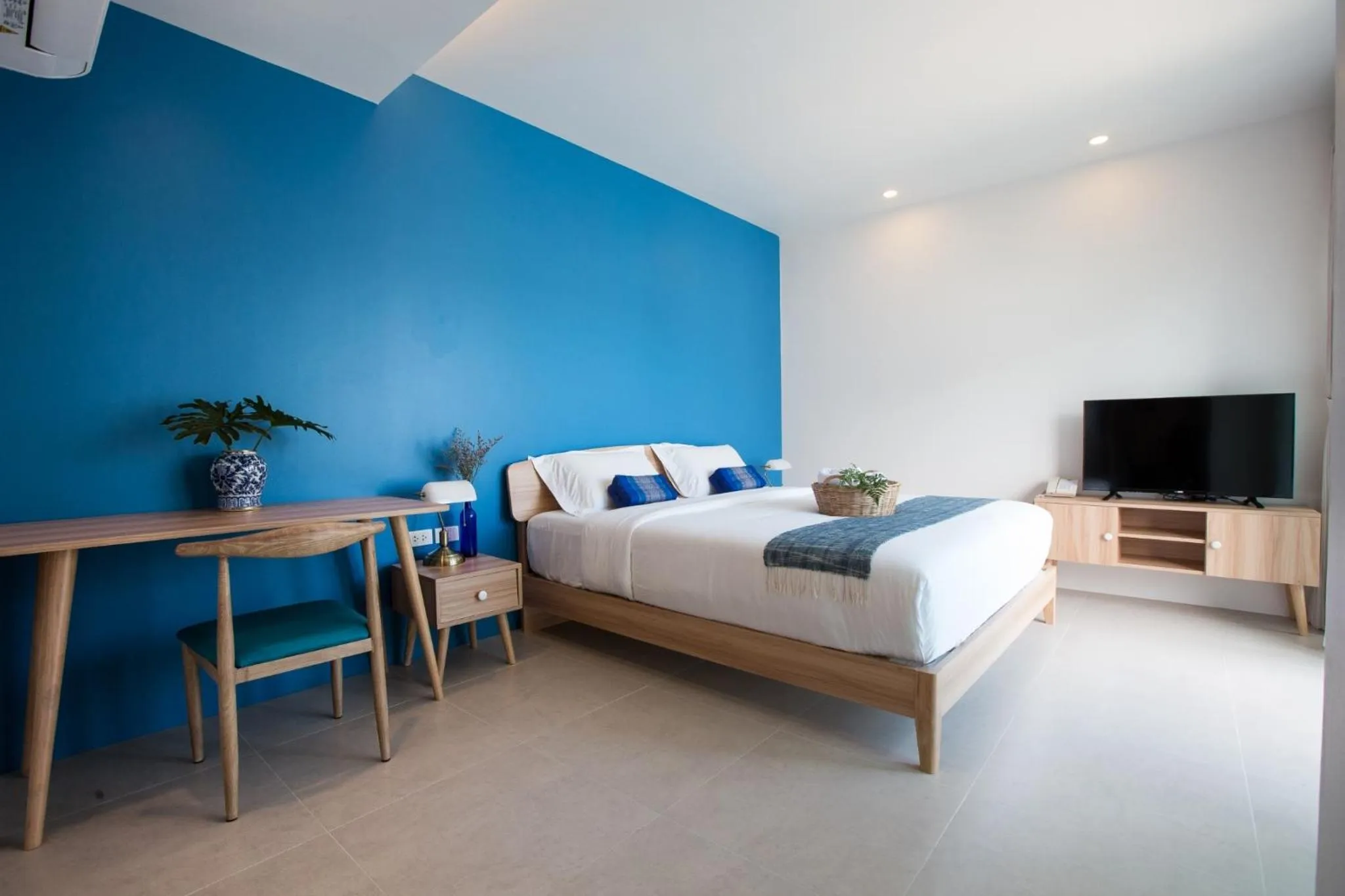 Photo of the whole room, Bed in DeeProm Pattaya Hotel