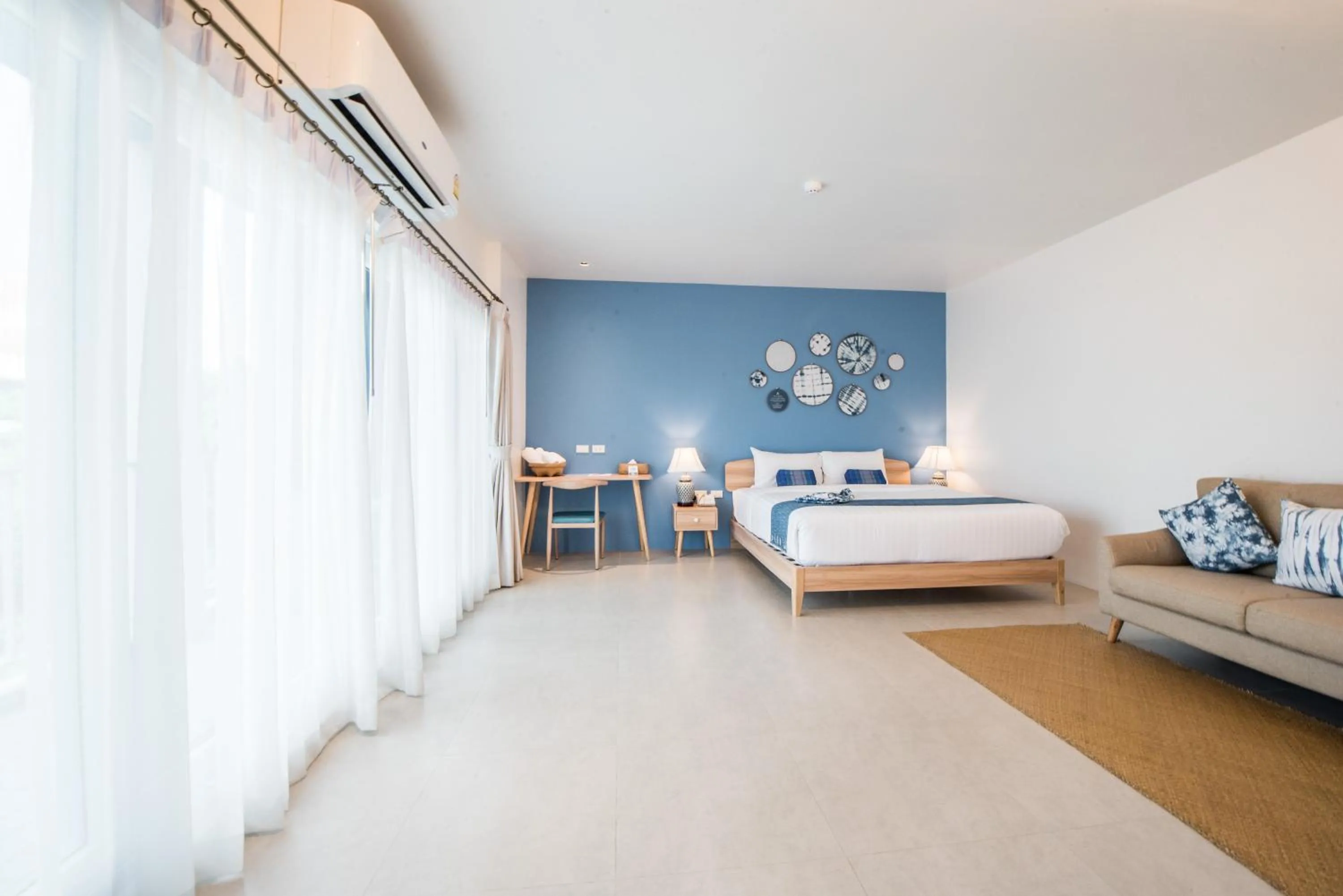 Bedroom, Bed in DeeProm Pattaya Hotel