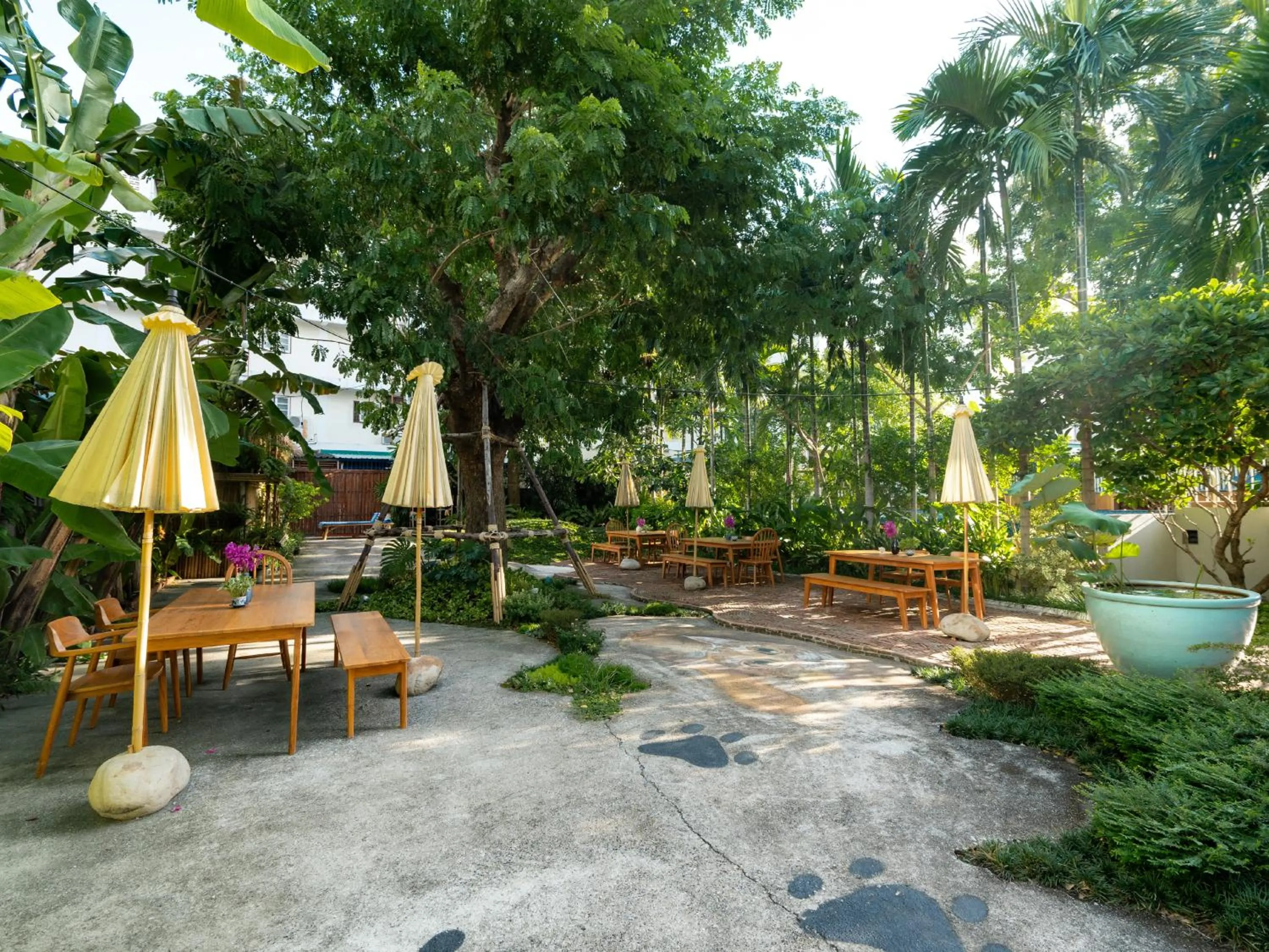 Garden in DeeProm Pattaya Hotel