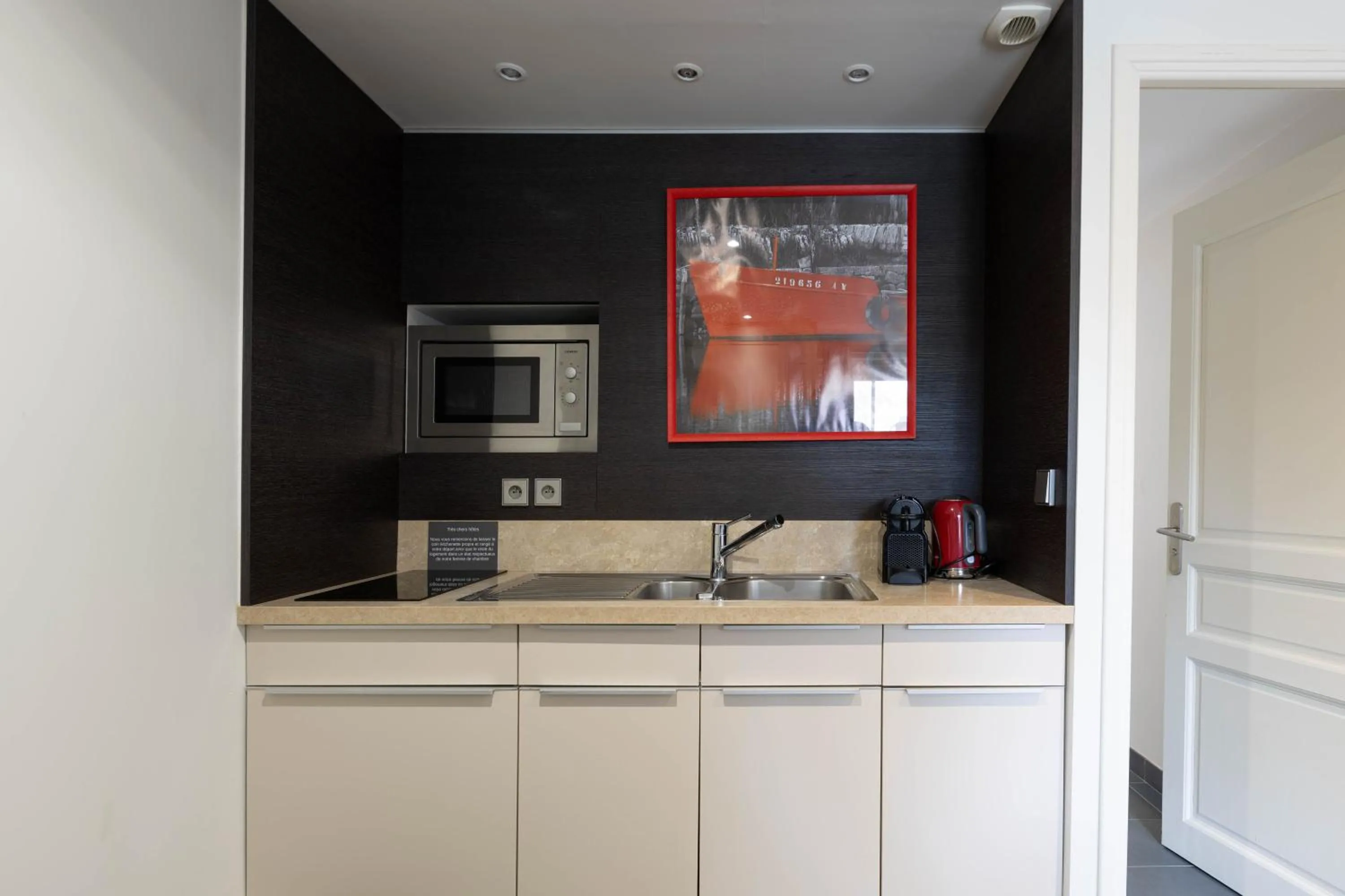 Kitchen or kitchenette in Chambres d'Hôtes et Suites à La Ferme de l'Oudon & SPA