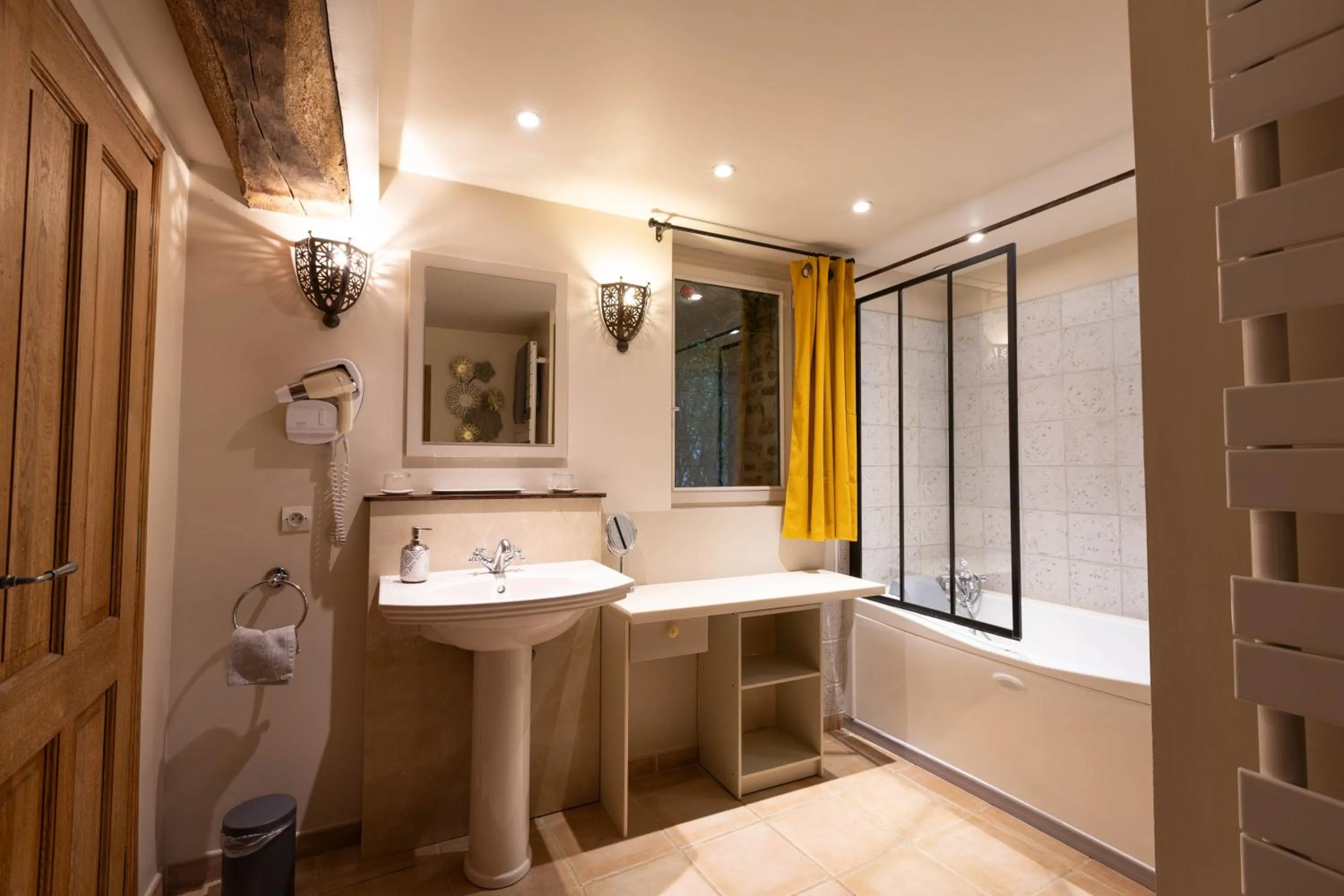 Bathroom in Chambres d'Hôtes et Suites à La Ferme de l'Oudon & SPA