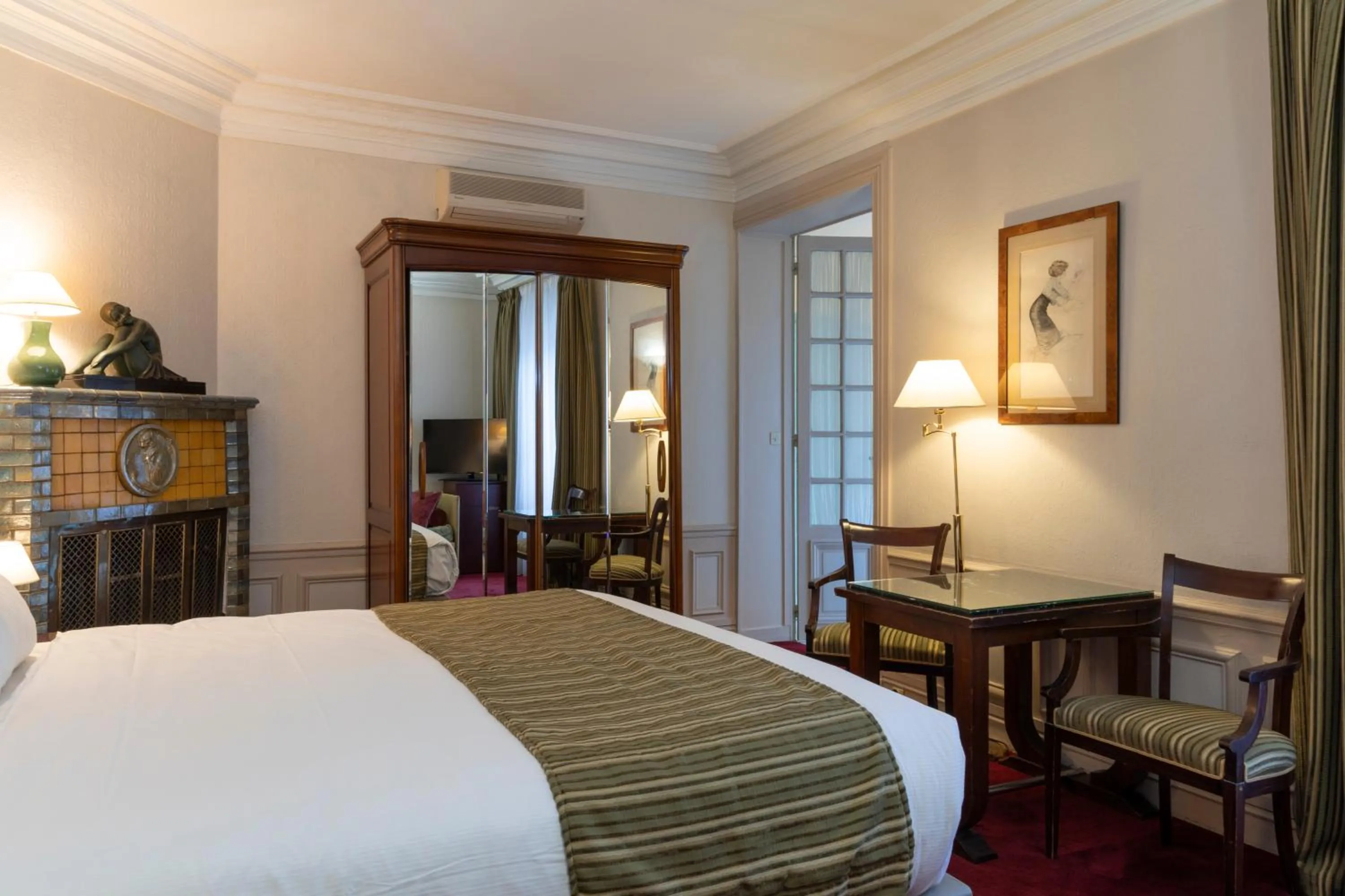 Photo of the whole room, Bed in Hôtel Langlois