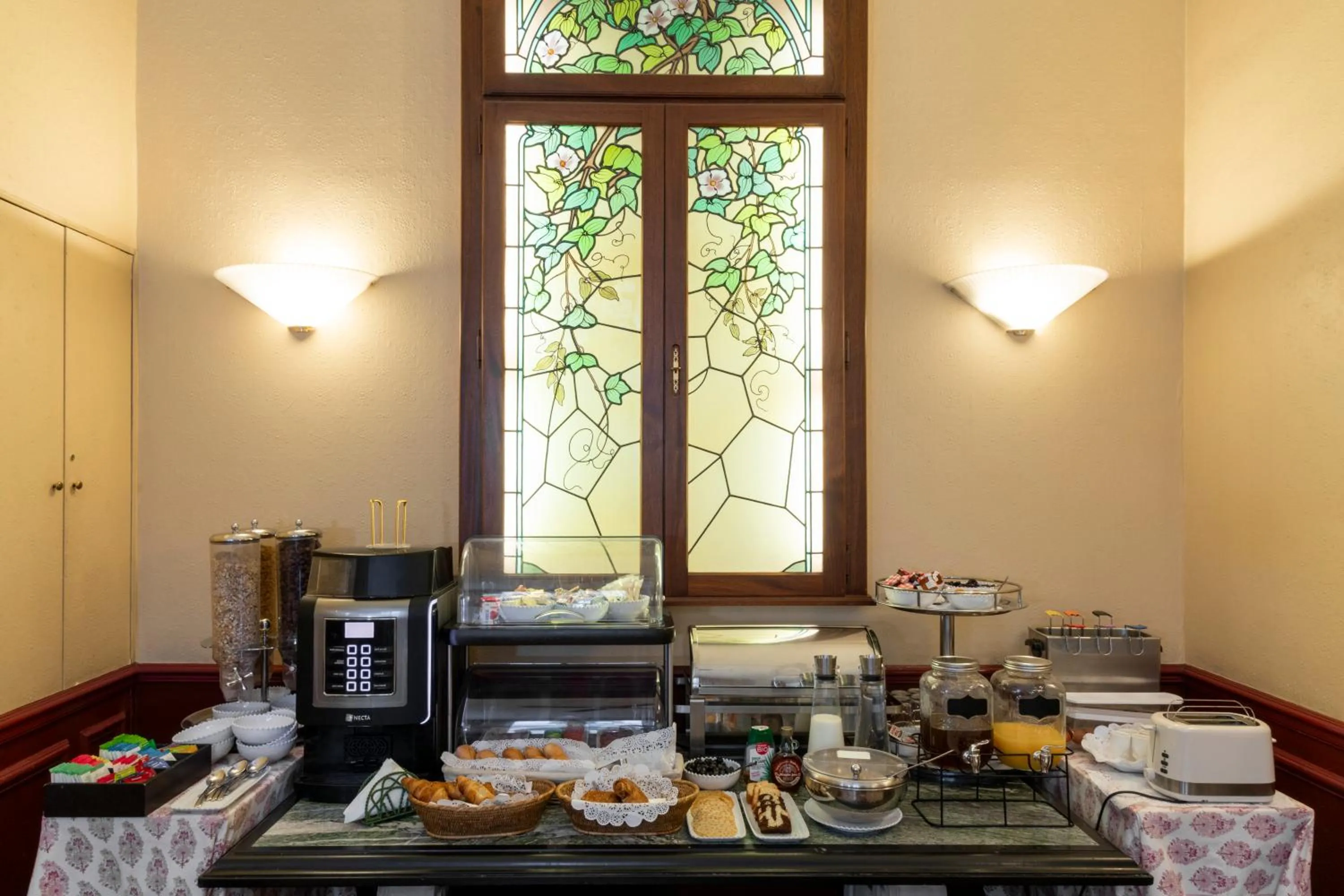 Buffet breakfast in Hôtel Langlois