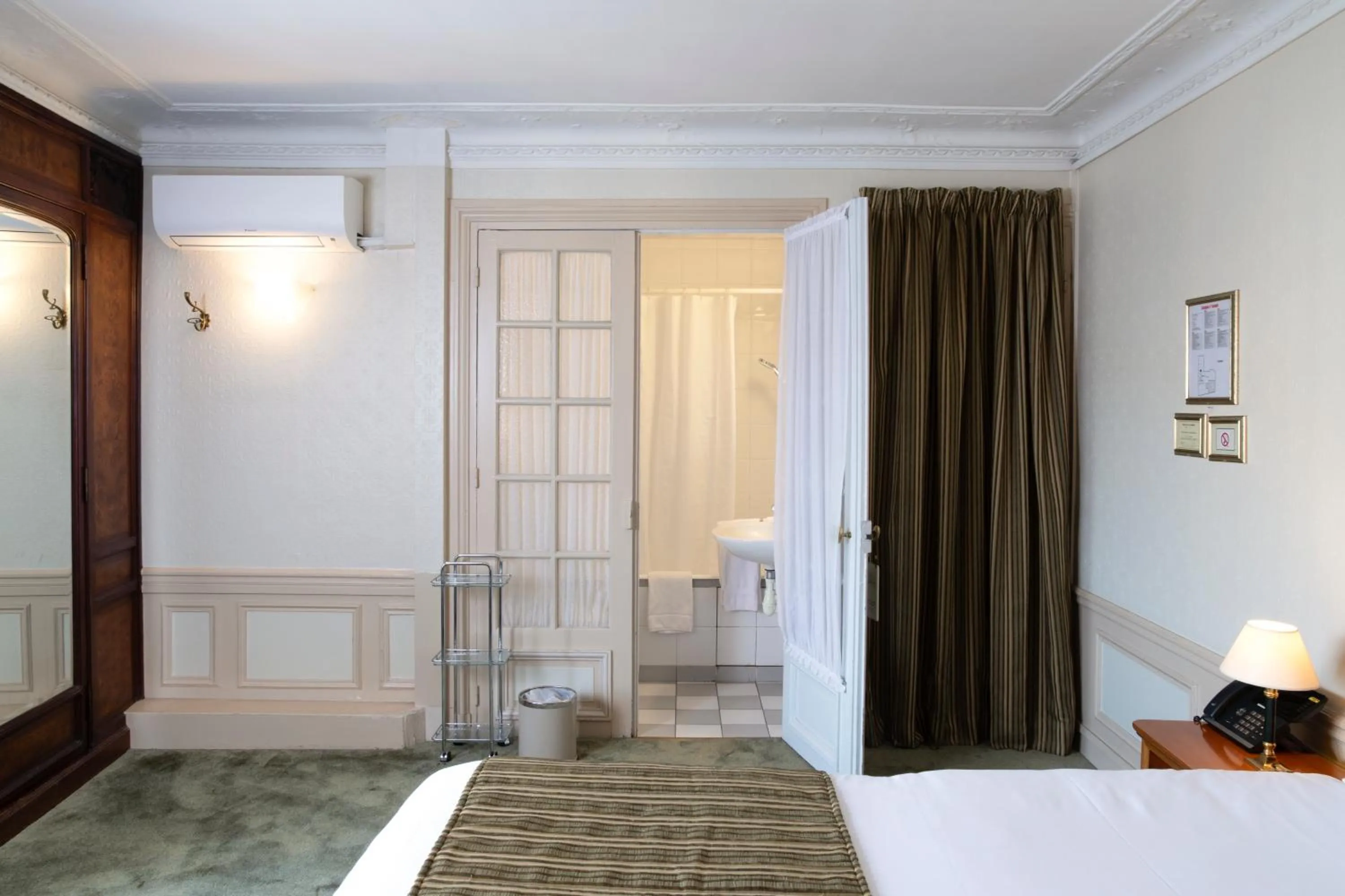 Bathroom, Bed in Hôtel Langlois