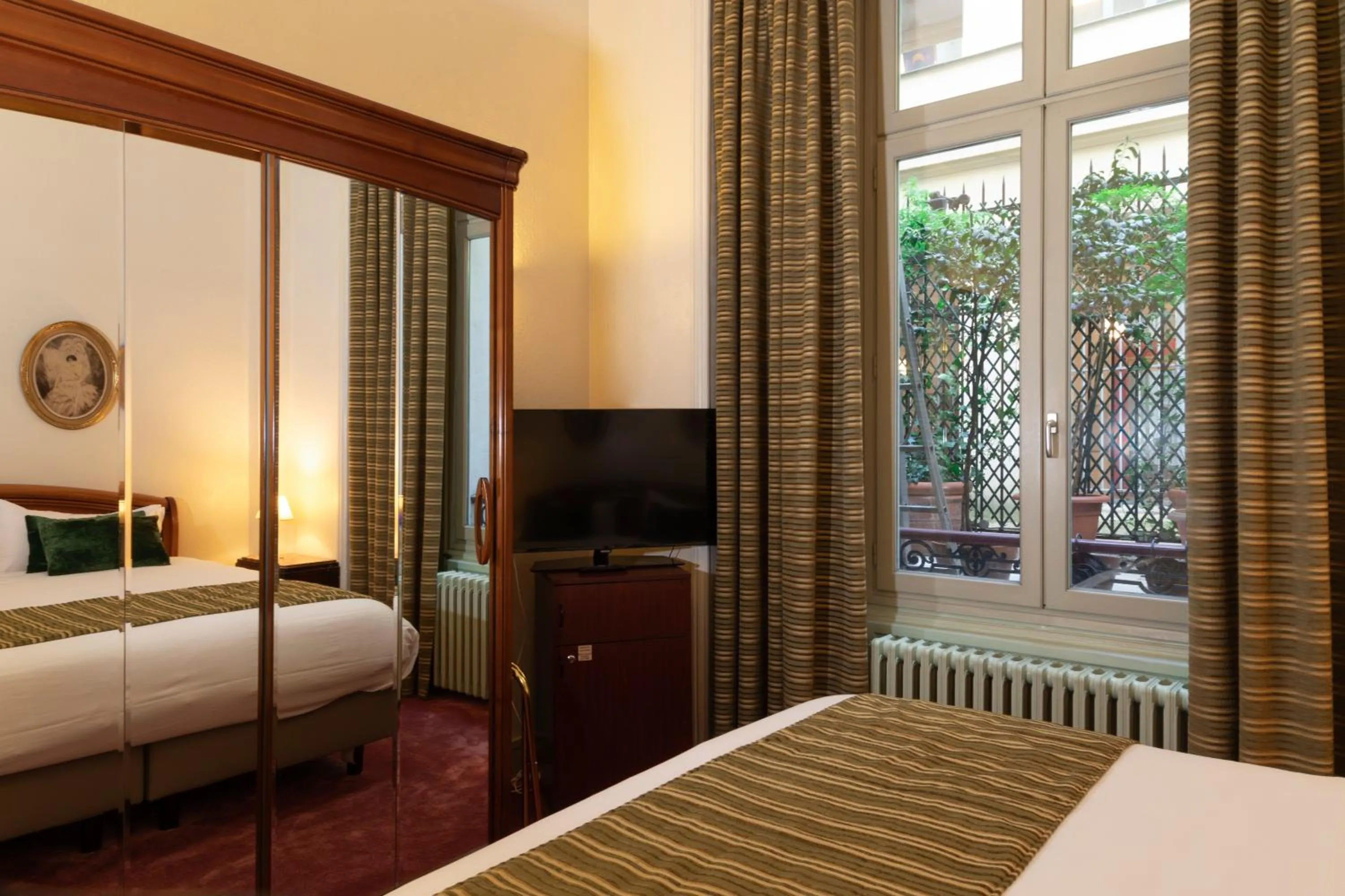 Photo of the whole room, Bed in Hôtel Langlois