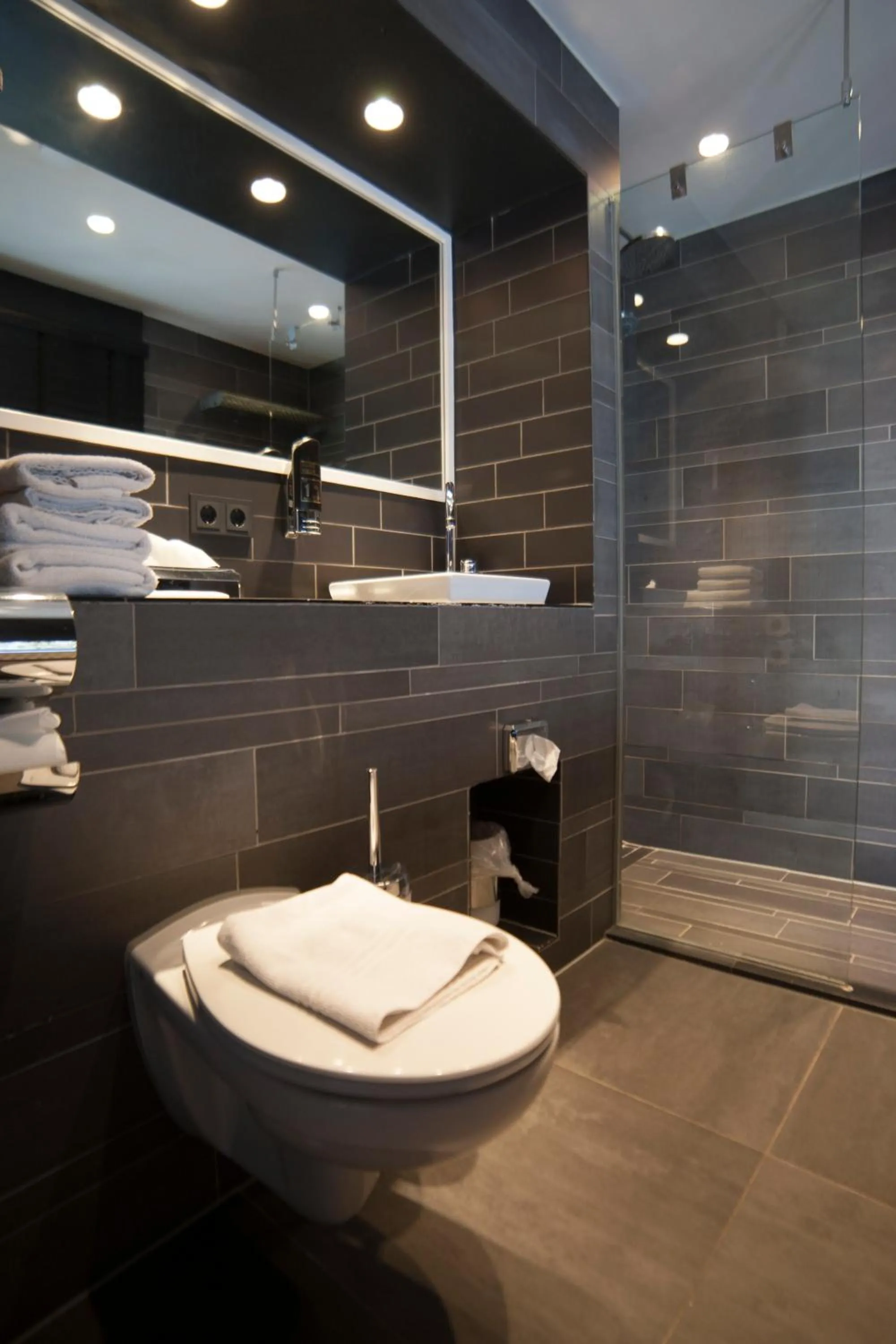 Bathroom in Hotel Trash Deluxe