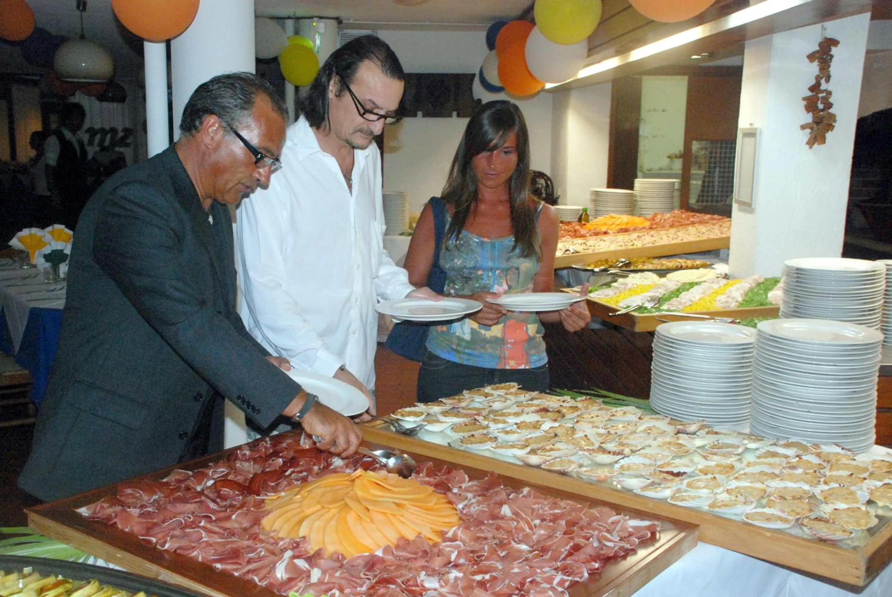 Restaurant/places to eat in Hotel Marina 2