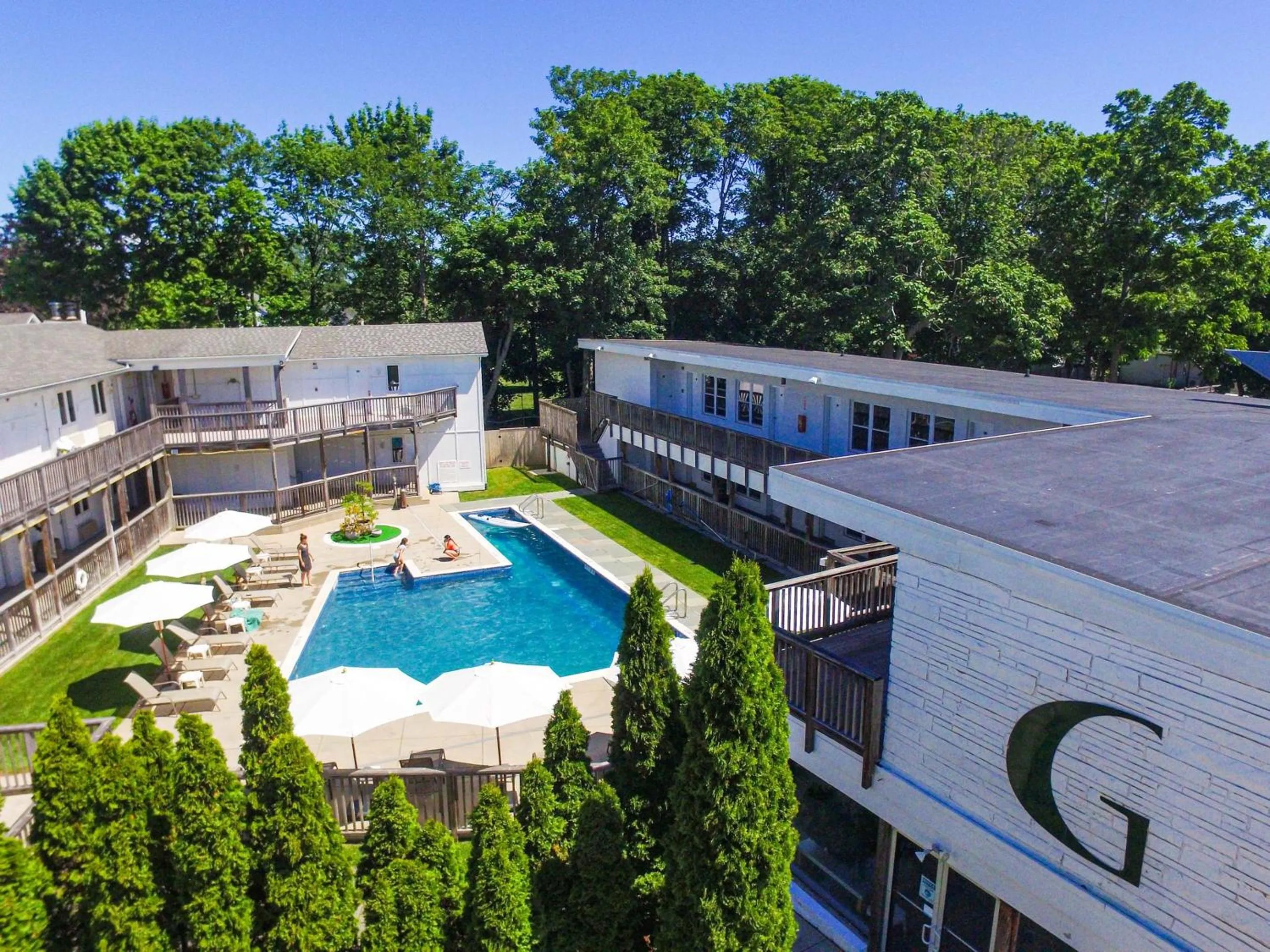 Property building in Greenporter Hotel