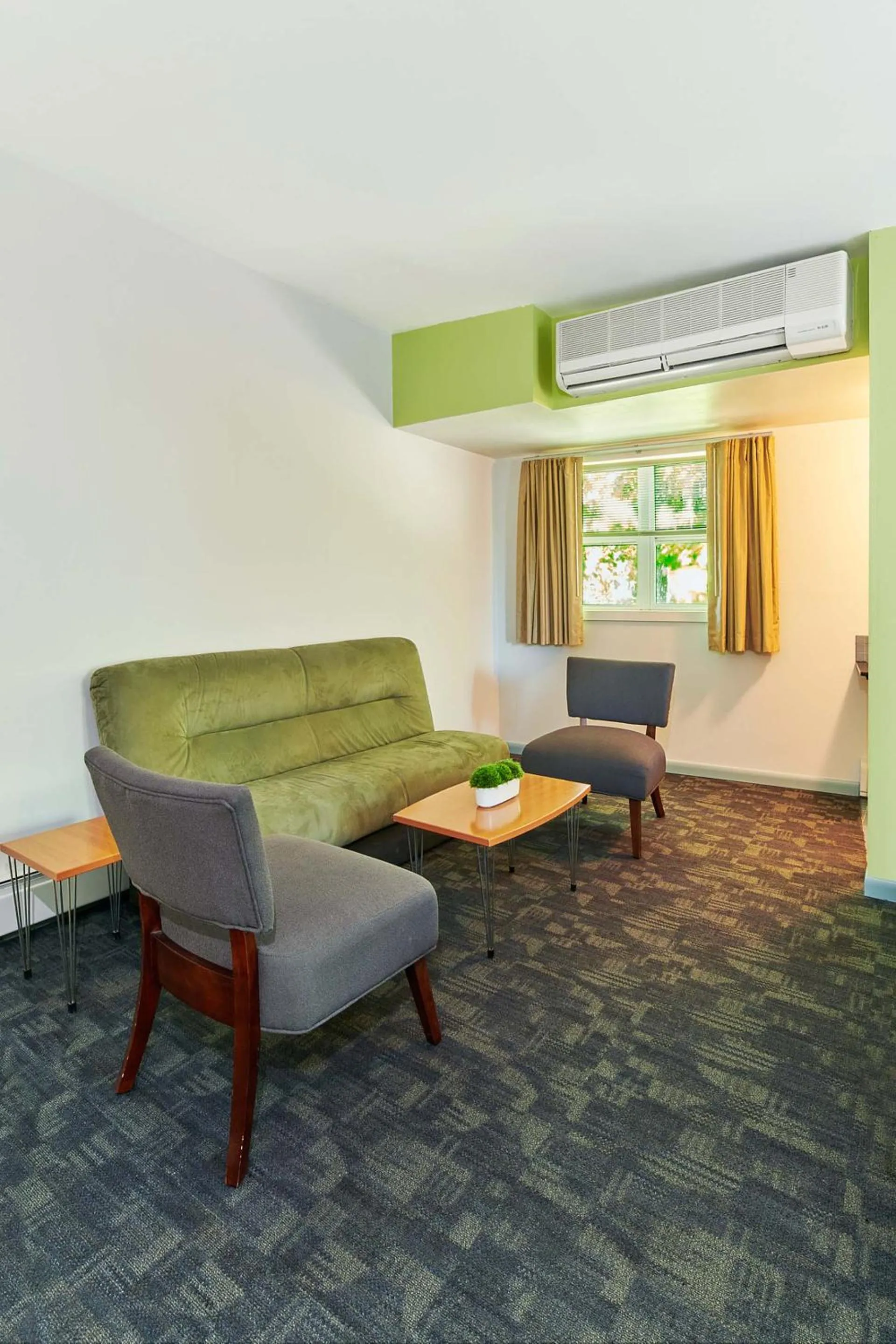 Seating area in Greenporter Hotel