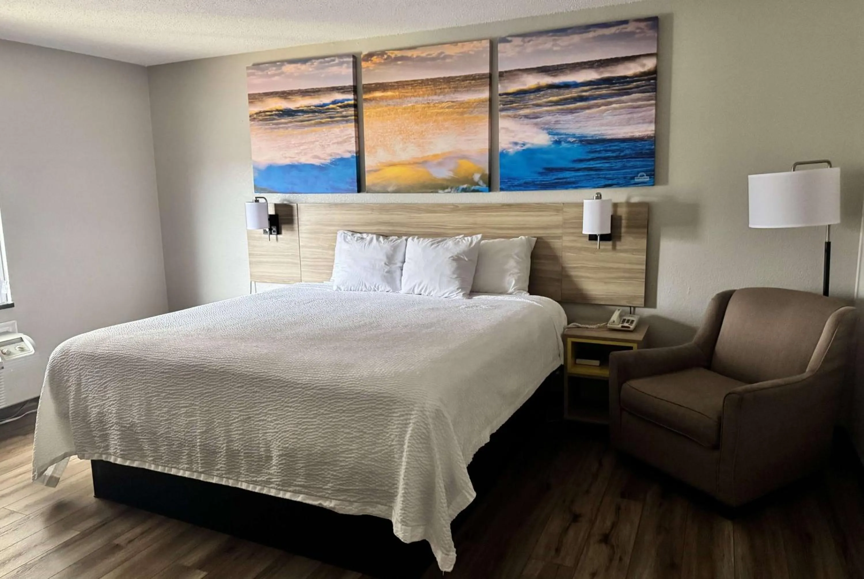 Photo of the whole room, Bed in Days Inn by Wyndham Mauldin/Greenville