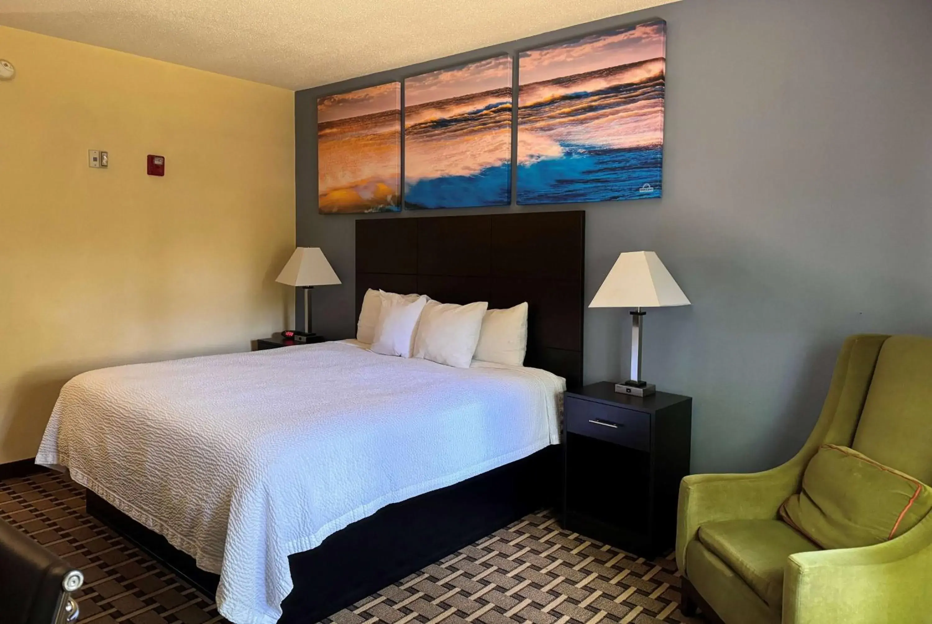 King Room - Disability Access - Non-Smoking in Days Inn by Wyndham Mauldin/Greenville King Room - Disability Access - Non-Smoking in Days Inn by Wyndham Mauldin/Greenville