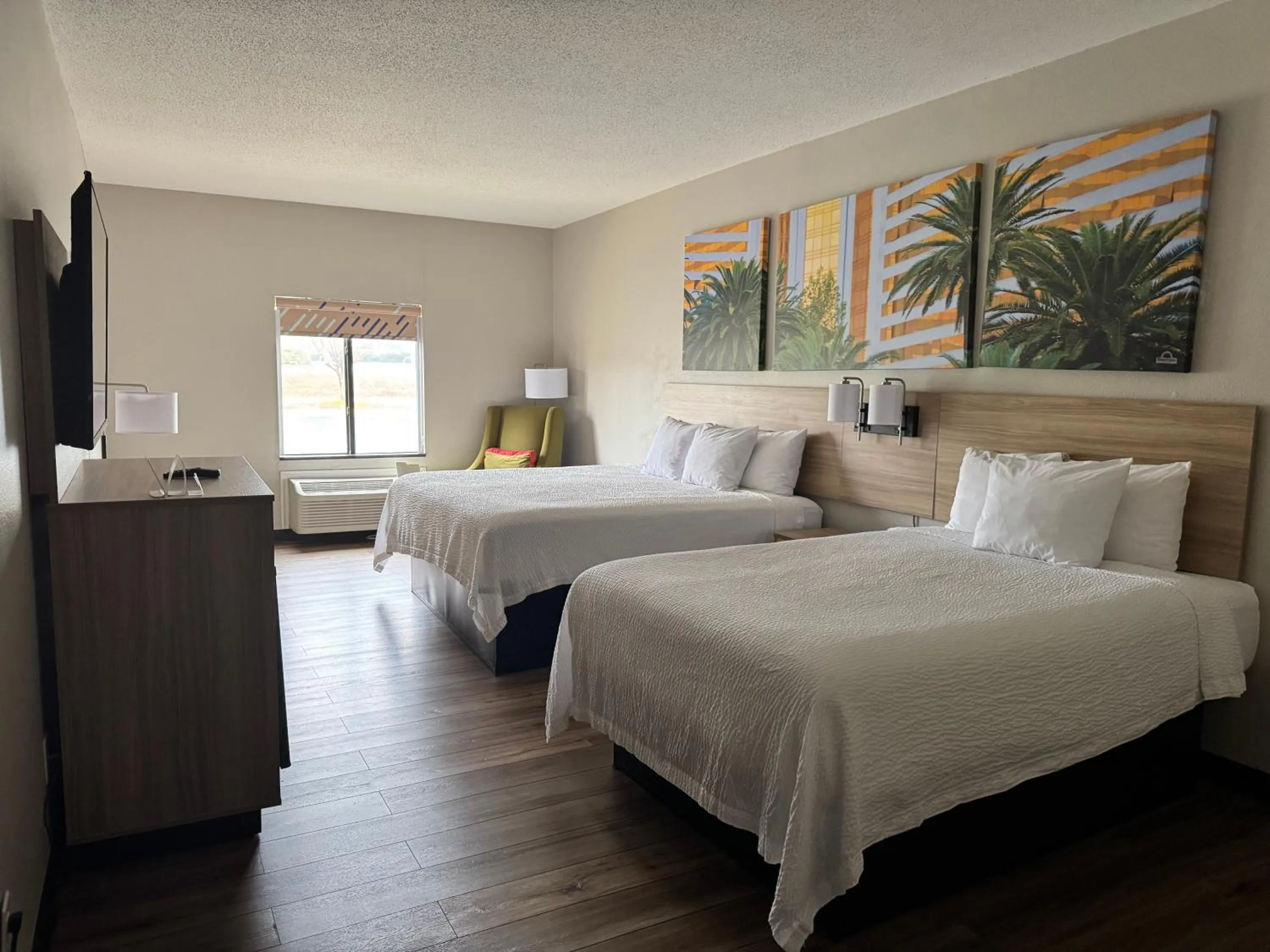 Guests, Bed in Days Inn by Wyndham Mauldin/Greenville