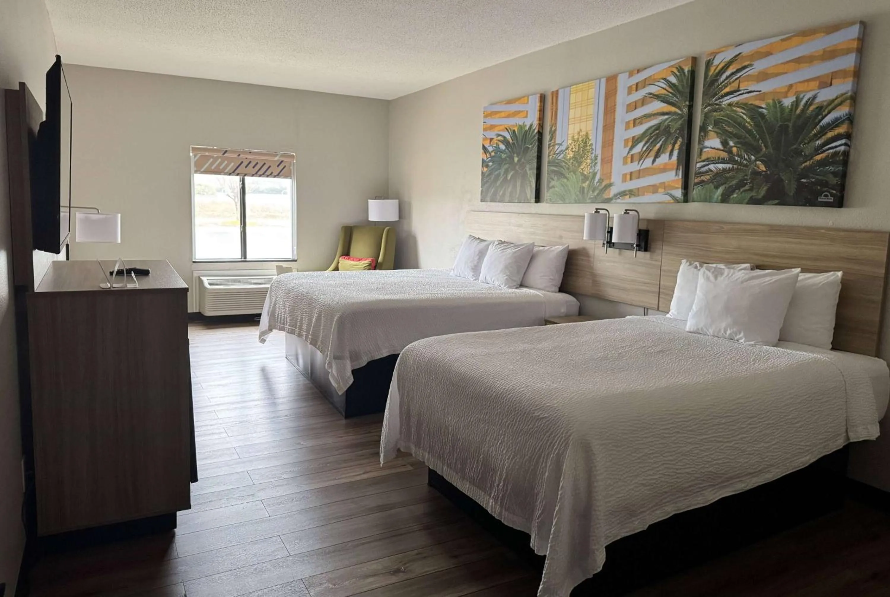 Photo of the whole room, Bed in Days Inn by Wyndham Mauldin/Greenville