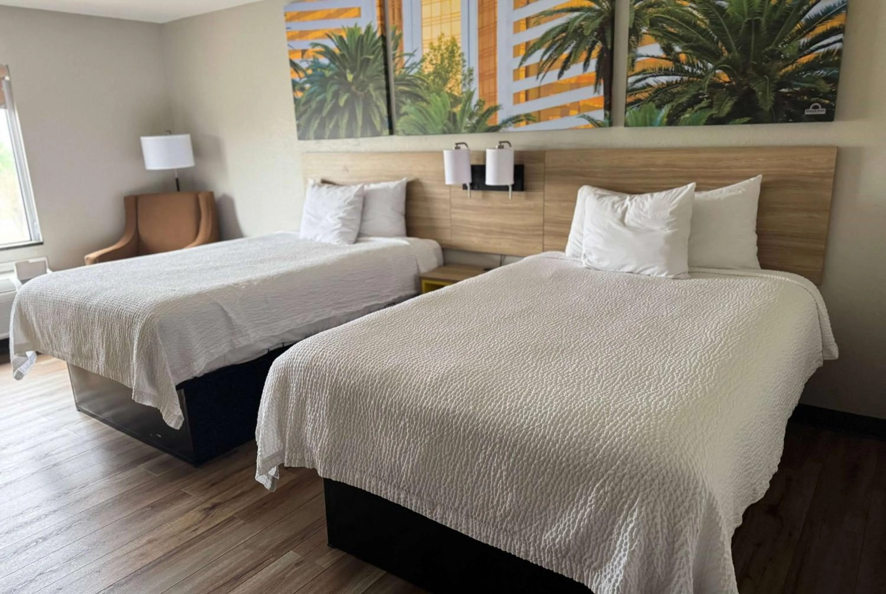 Photo of the whole room, Bed in Days Inn by Wyndham Mauldin/Greenville