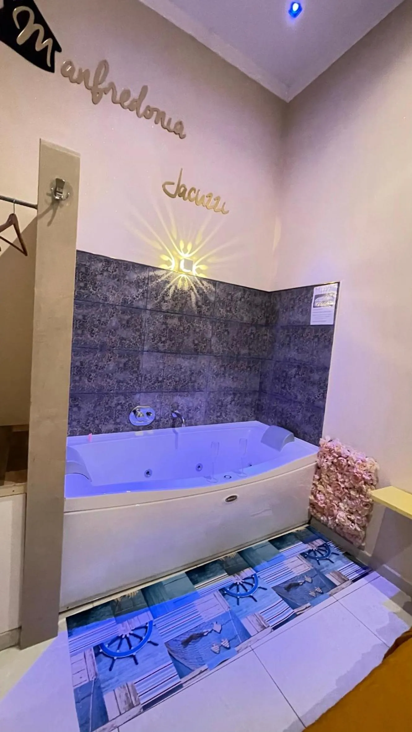 Photo of the whole room in ManfredoniaJacuzzi