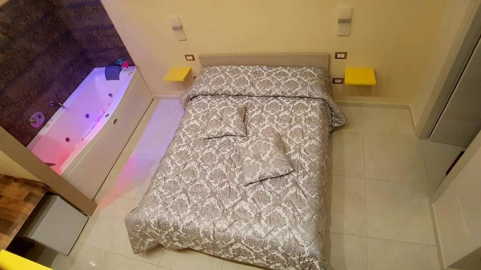 Photo of the whole room, Bed in ManfredoniaJacuzzi