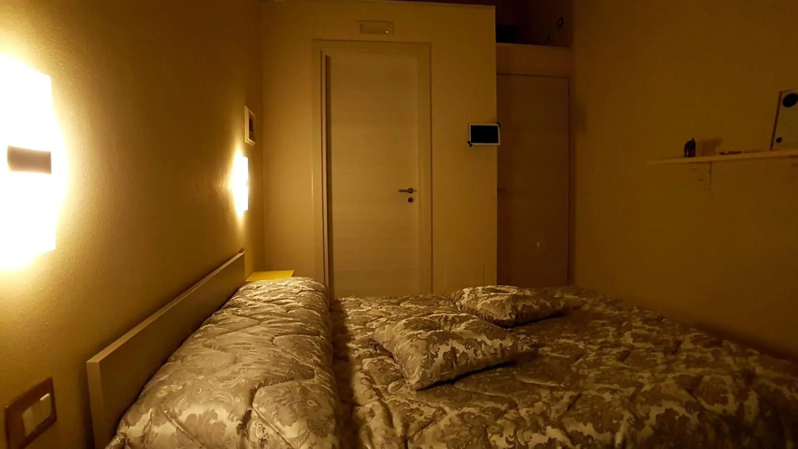 Photo of the whole room, Bed in ManfredoniaJacuzzi