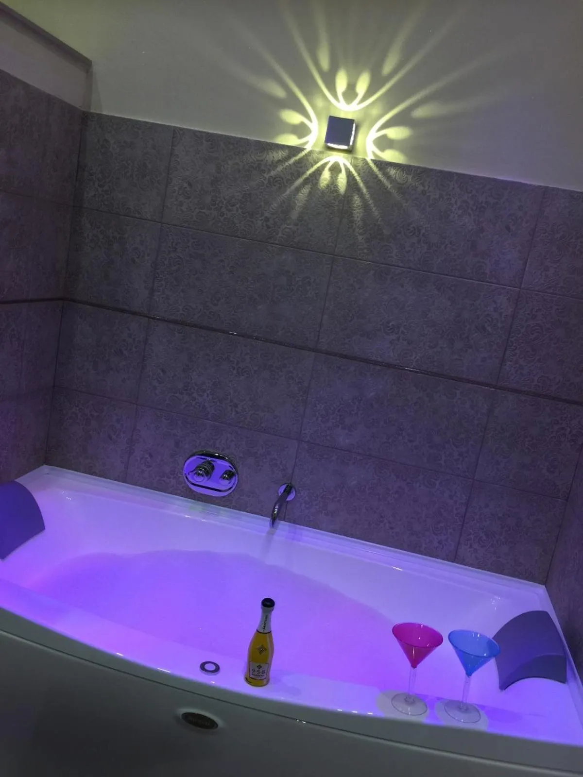 Photo of the whole room in ManfredoniaJacuzzi