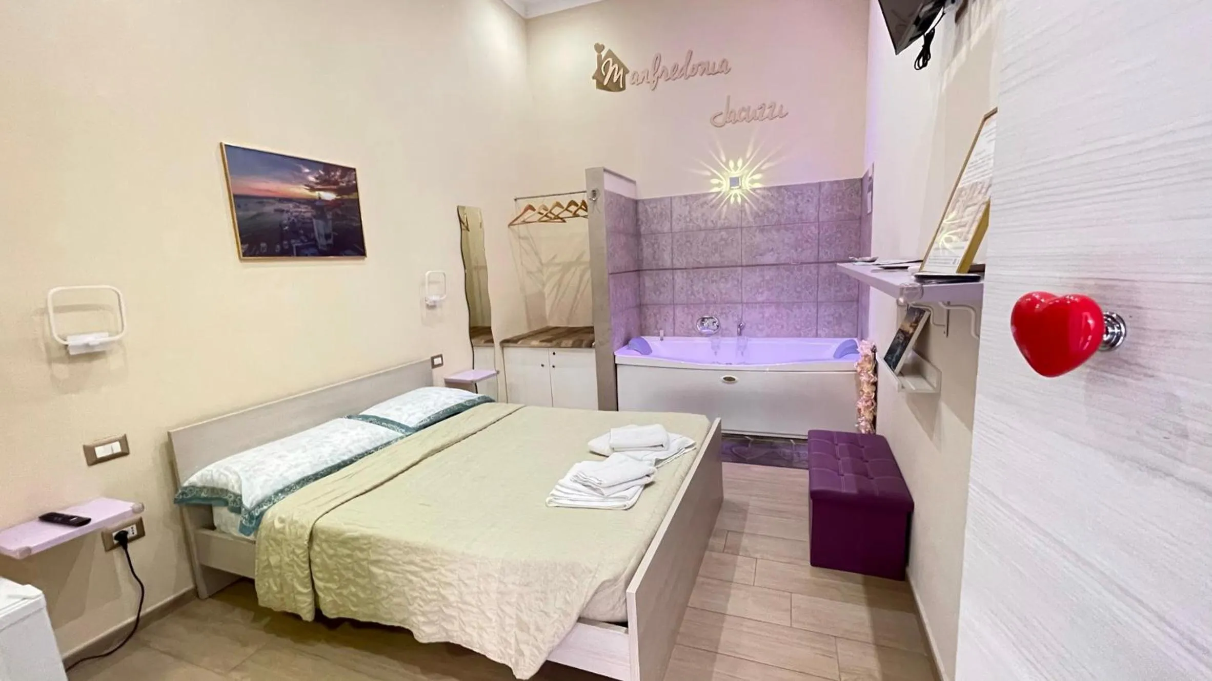 Photo of the whole room, Bed in ManfredoniaJacuzzi