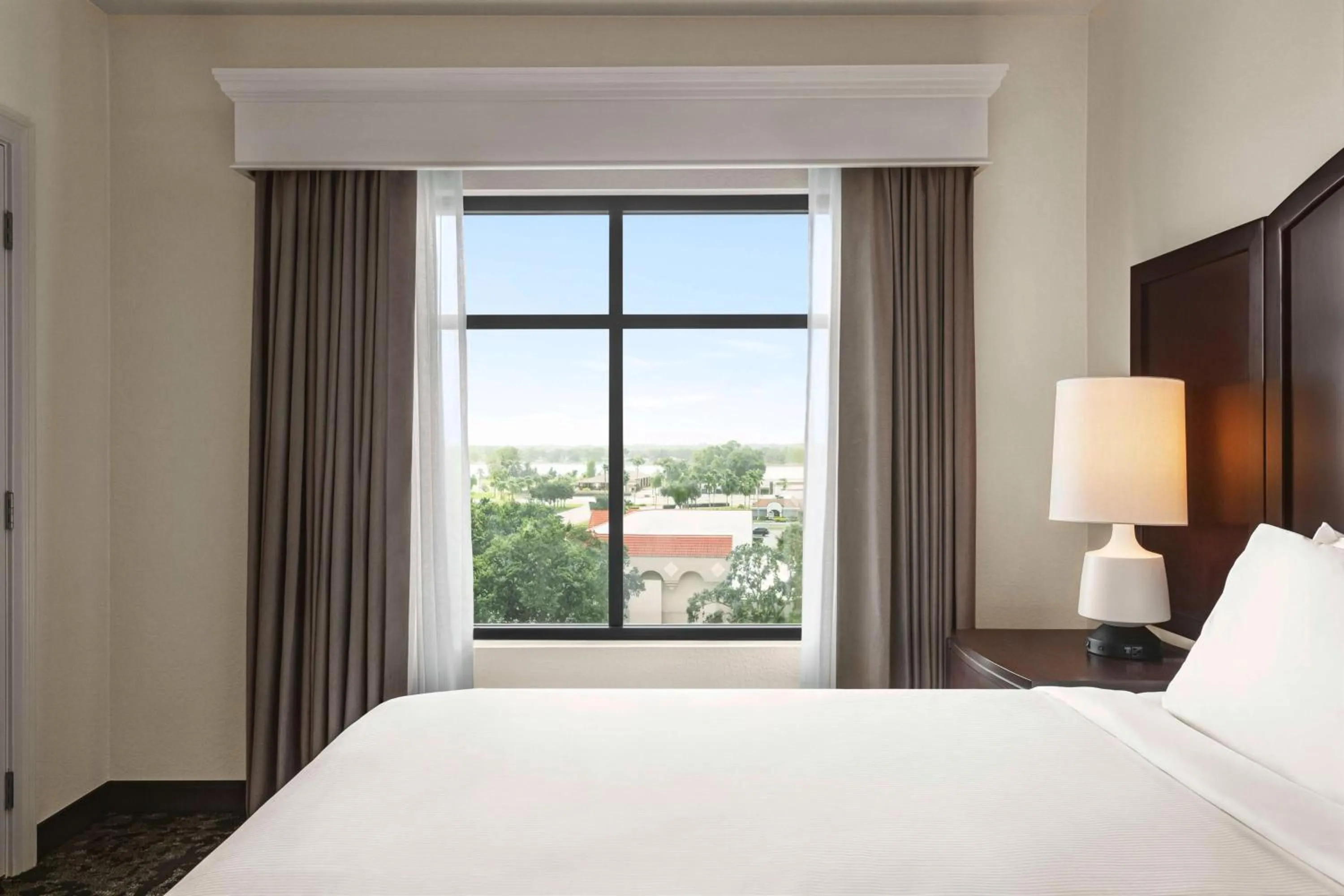 Bed in Embassy Suites by Hilton Orlando Lake Buena Vista South