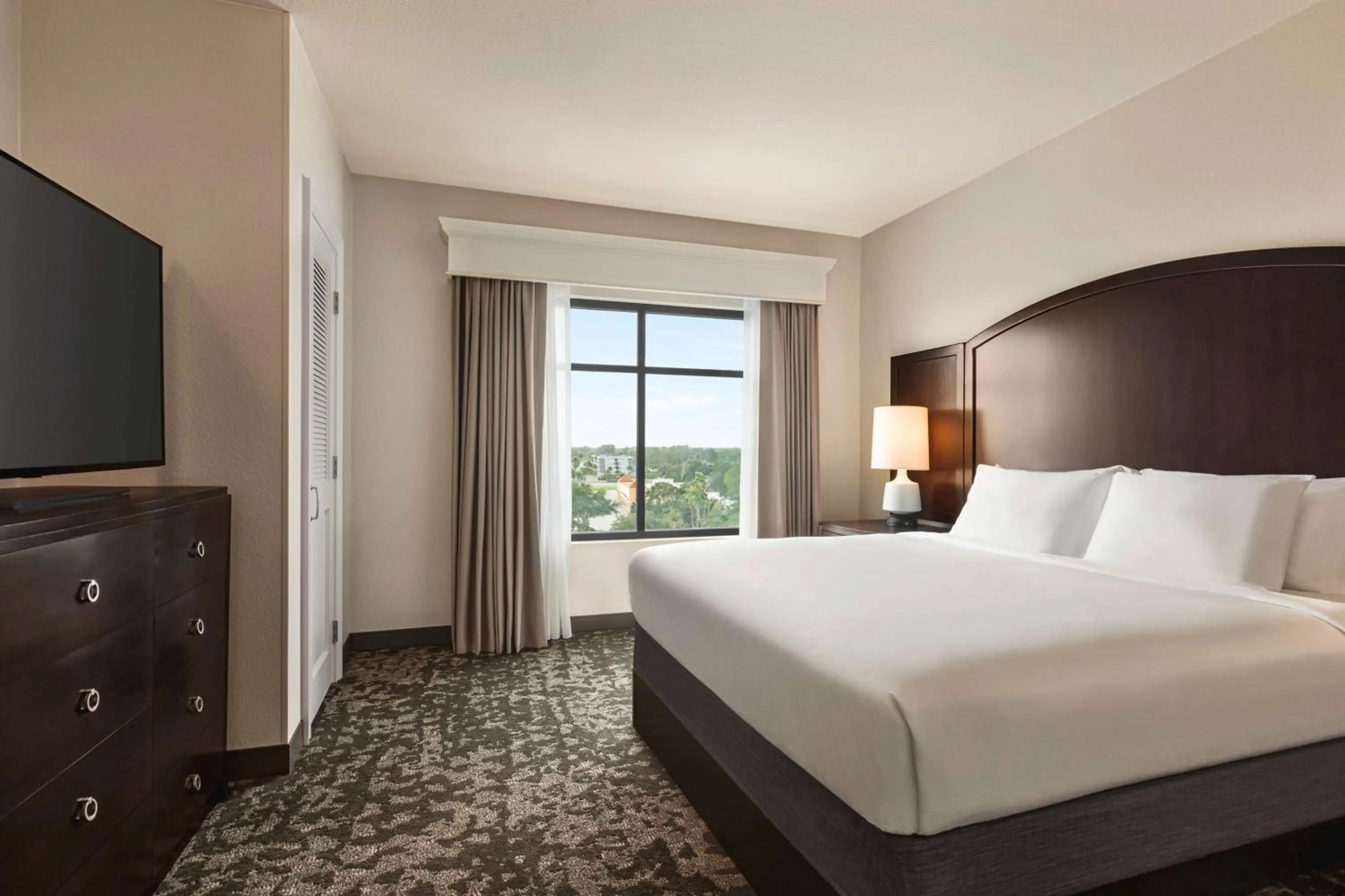 Bed in Embassy Suites by Hilton Orlando Lake Buena Vista South