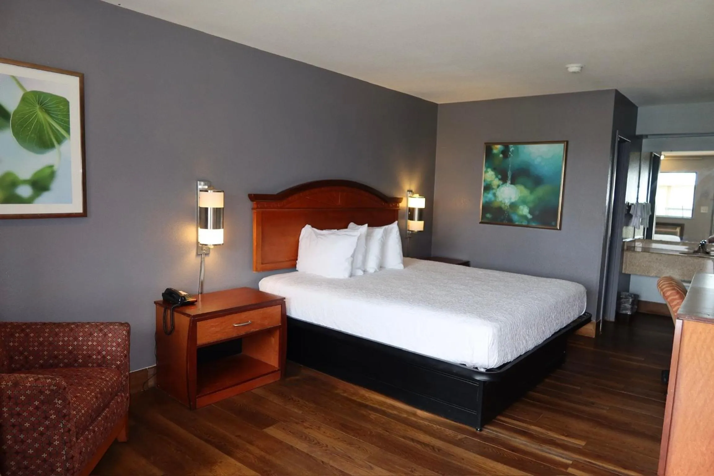 Bed in Americas Best Value Inn Yukon