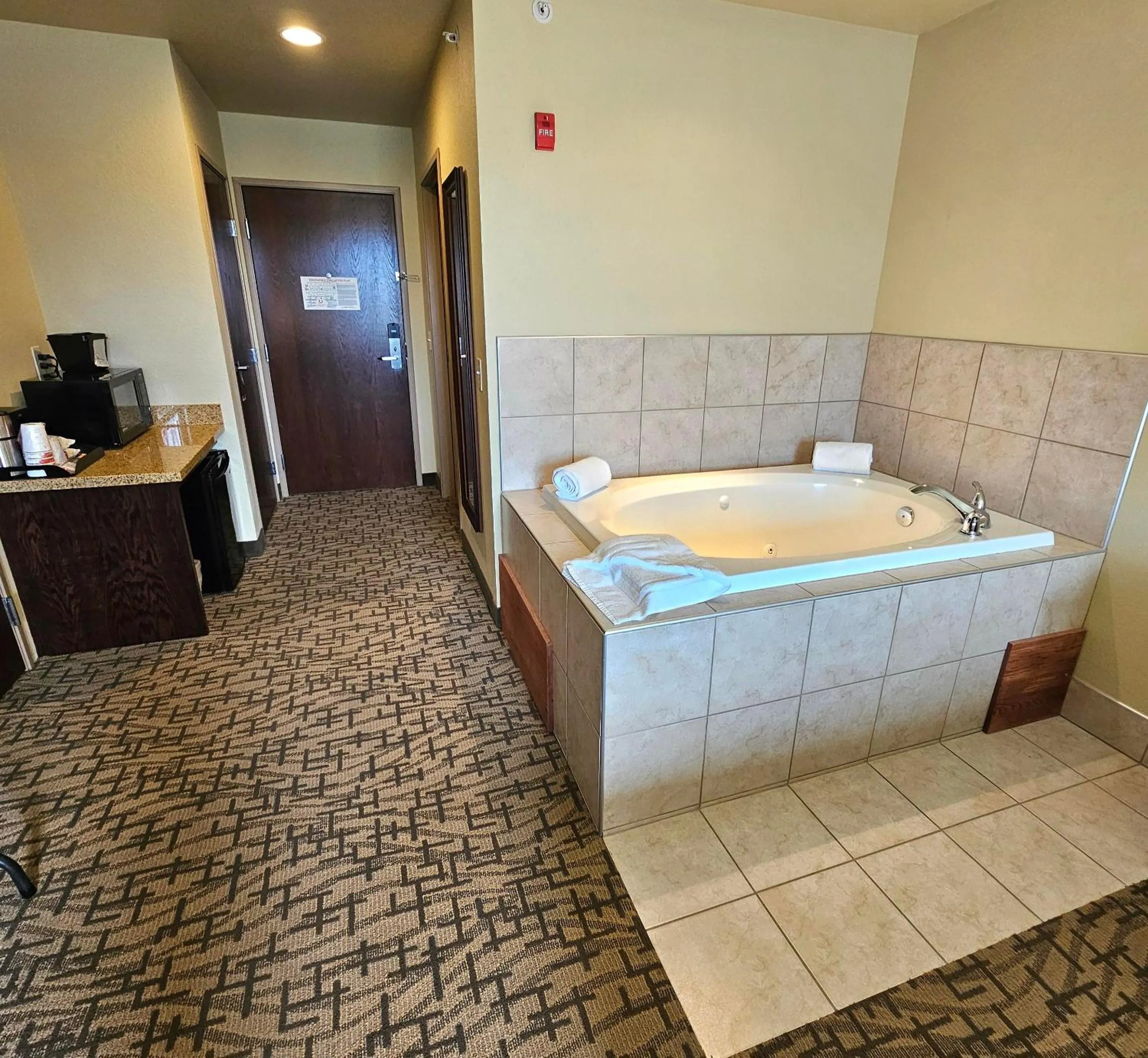 Hot Tub in Cobblestone Inn & Suites - Clintonville