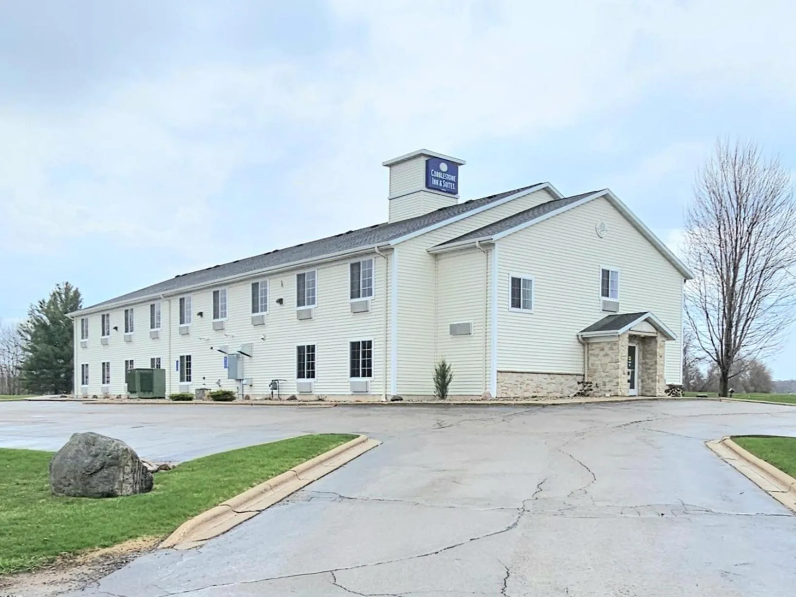 Property building in Cobblestone Inn & Suites - Clintonville