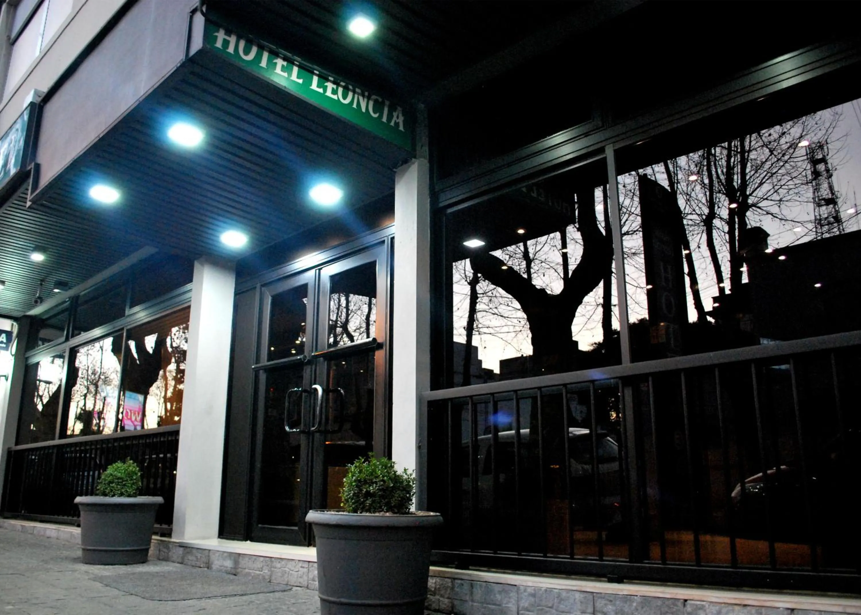 Facade/entrance in Hotel Leoncia