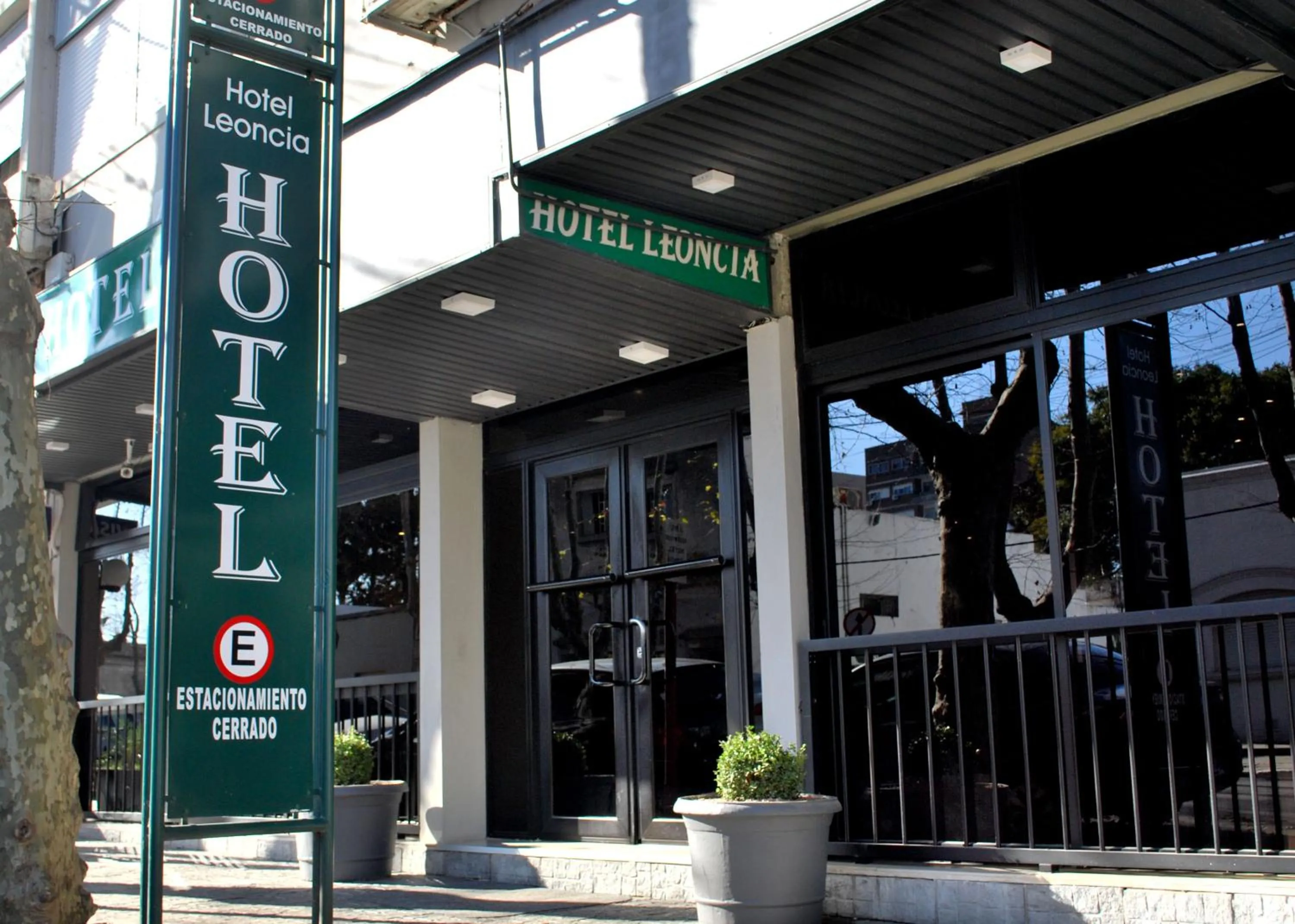 Facade/entrance in Hotel Leoncia